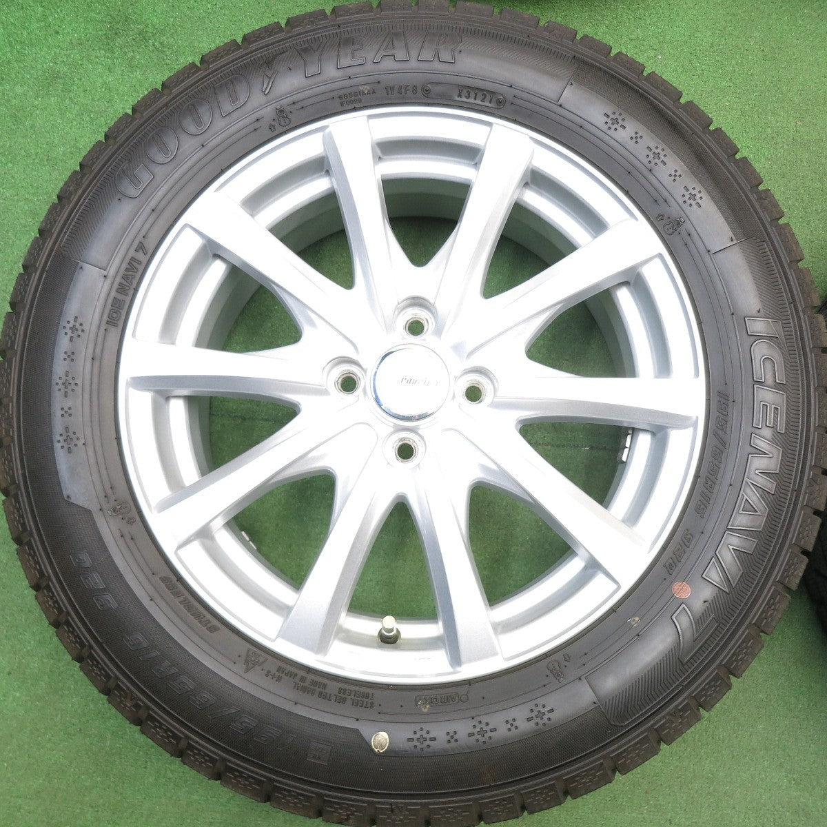 バリ溝！キレイ！9.5分★スタッドレス 195/65R16 グッドイヤー アイスナビ7 ravrion RS01 ラブリオン 16インチ PCD100/4H★6032906HAス