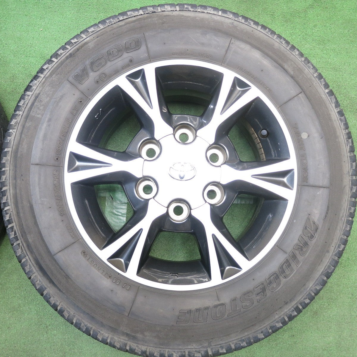 キレイ◎トヨタ 200系 ハイエース 純正 OP 195/80R15 107/105L ブリヂストン V600 15インチ PCD139.7/6H◎6092411HAノ