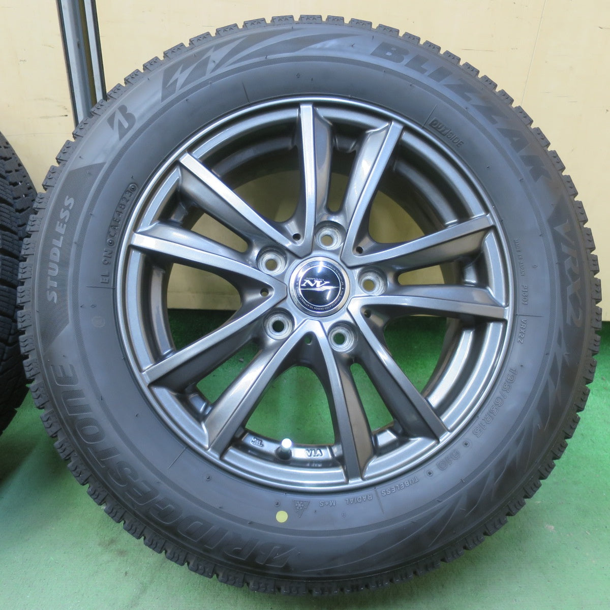 バリ溝！23年！キレイ！9分◎スタッドレス 195/65R15 ブリヂストン ブリザック VRX2 NIRVANA NV ニルヴァーナ ニルバーナ 15インチ PCD114.3/5H◎6100604イス