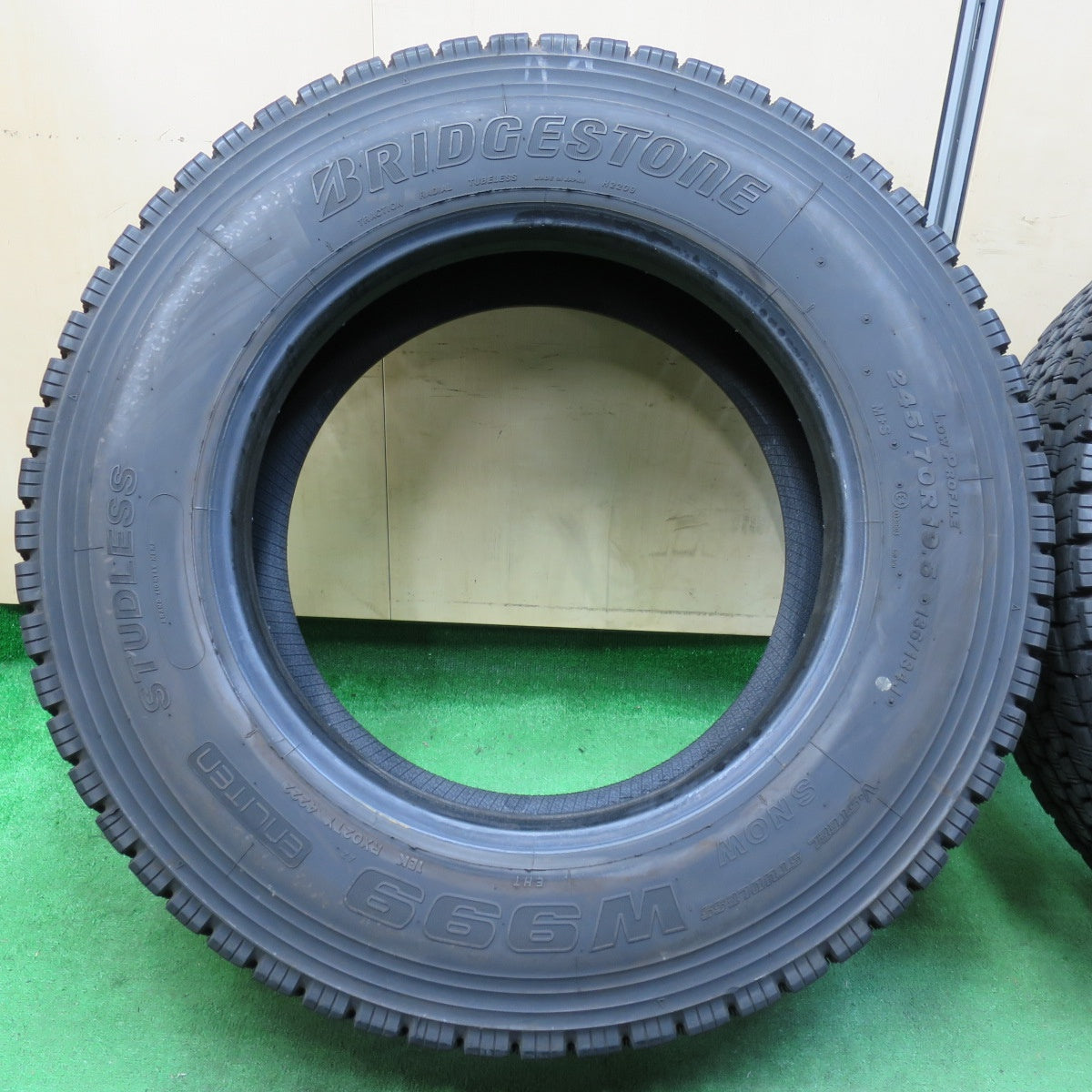 *送料無料* バリ溝！22年！9分★トラック タイヤ 245/70R19.5 136/134J スタッドレス ブリヂストン W999 19.5インチ★4061711イスタ