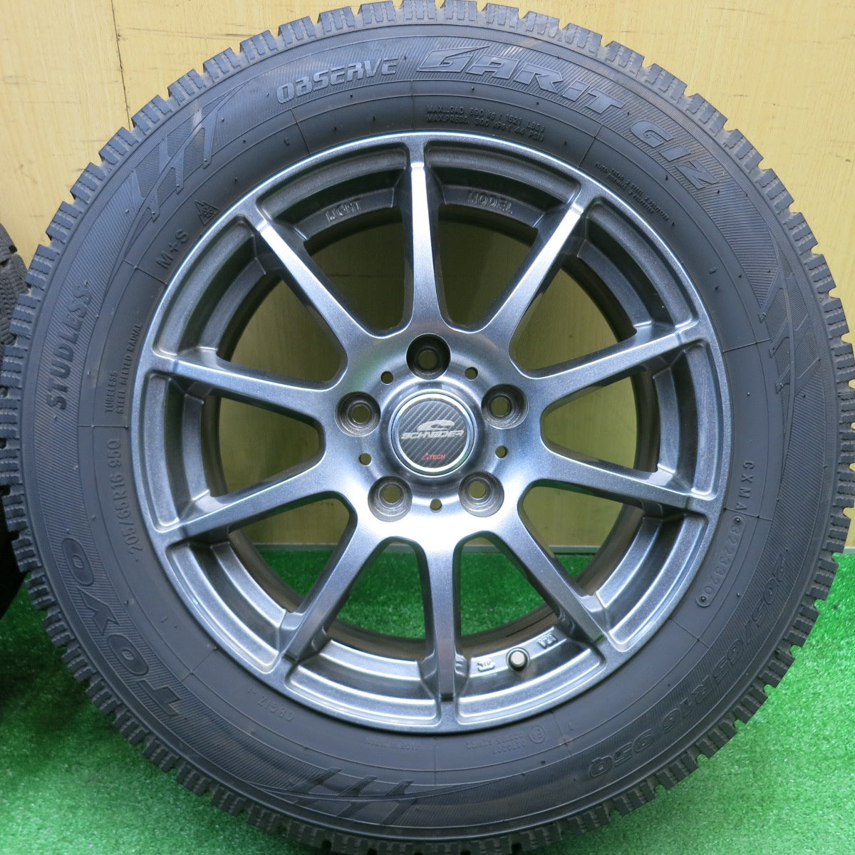バリ溝！キレイ！9.5分★スタッドレス 205/65R16 トーヨー オブザーブ ガリット GIZ SCHNEIDER シュナイダー 16インチ PCD114.3/5H★5113017HAス