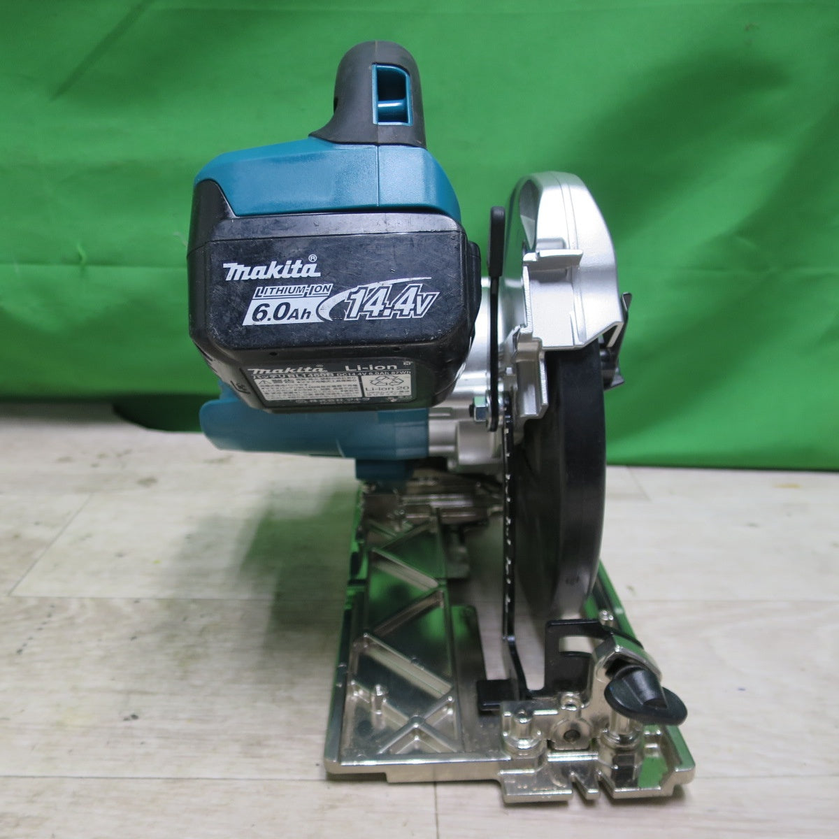 [送料無料] キレイ☆マキタ 165mm 充電式 マルノコ 18V HS610D バッテリー付き 丸鋸 丸のこ 丸ノコ 切断機 電動 工具☆