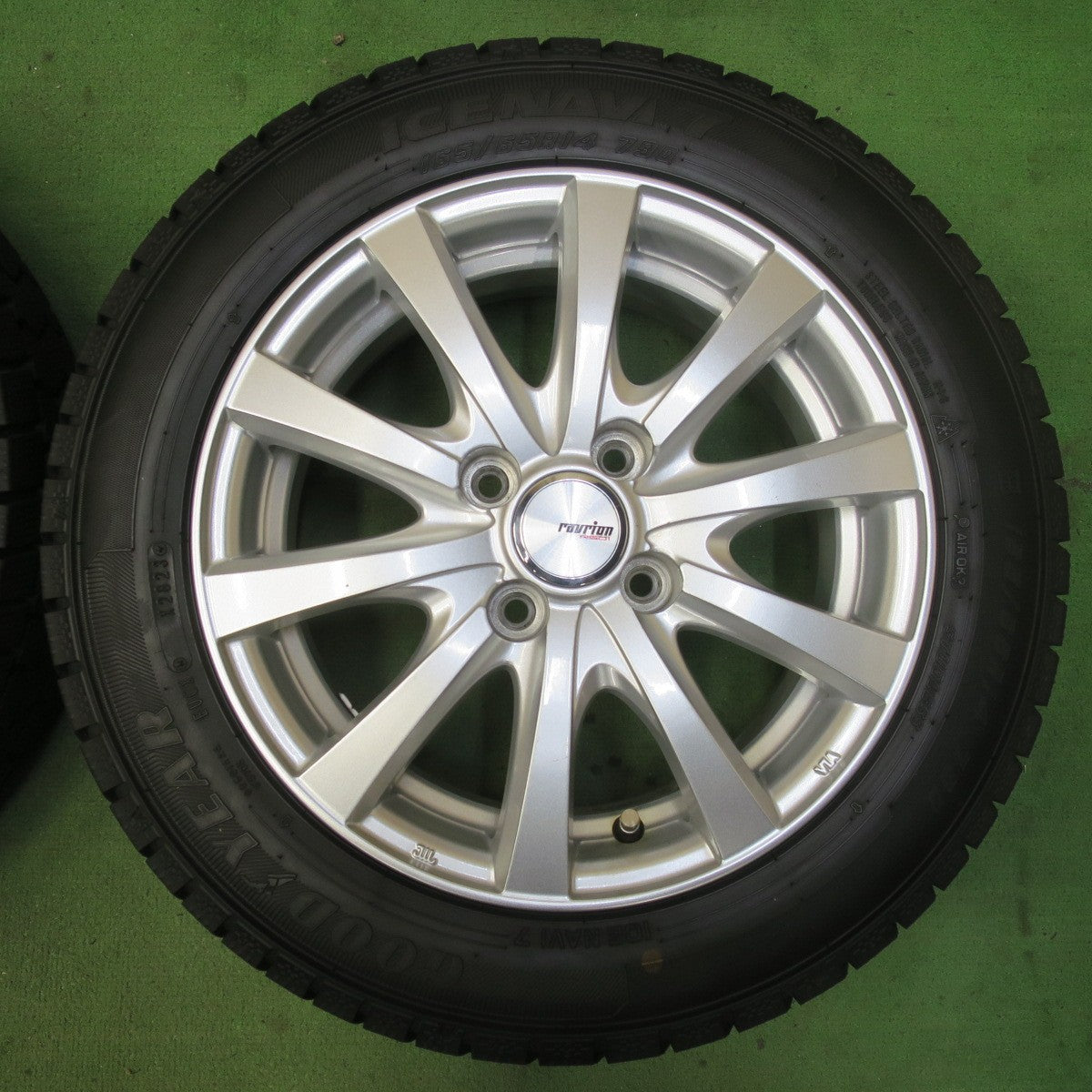 バリ溝！23年！キレイ！ほぼ10分★スタッドレス 165/65R14 グッドイヤー アイスナビ7 ravrion RS01 ラブリオン 14インチ PCD100/4H★5081802イス