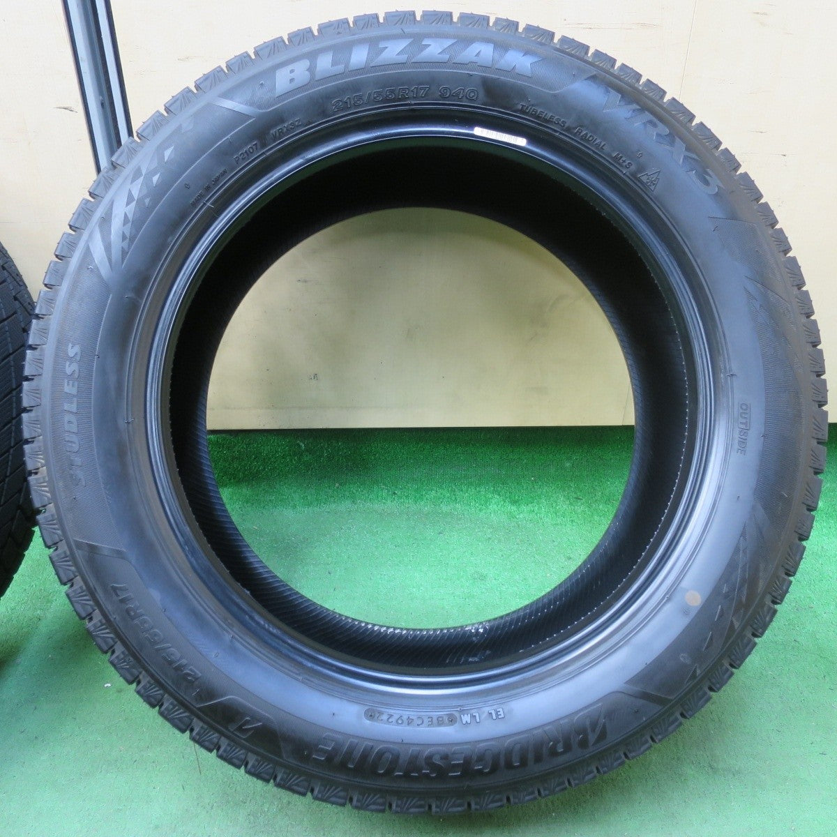 バリ溝！23年！ほぼ10分★スタッドレス 215/55R17 ブリヂストン ブリザック VRX3 タイヤ 17インチ ヴェゼル カムリ エスティマ 等★5021422イスタ