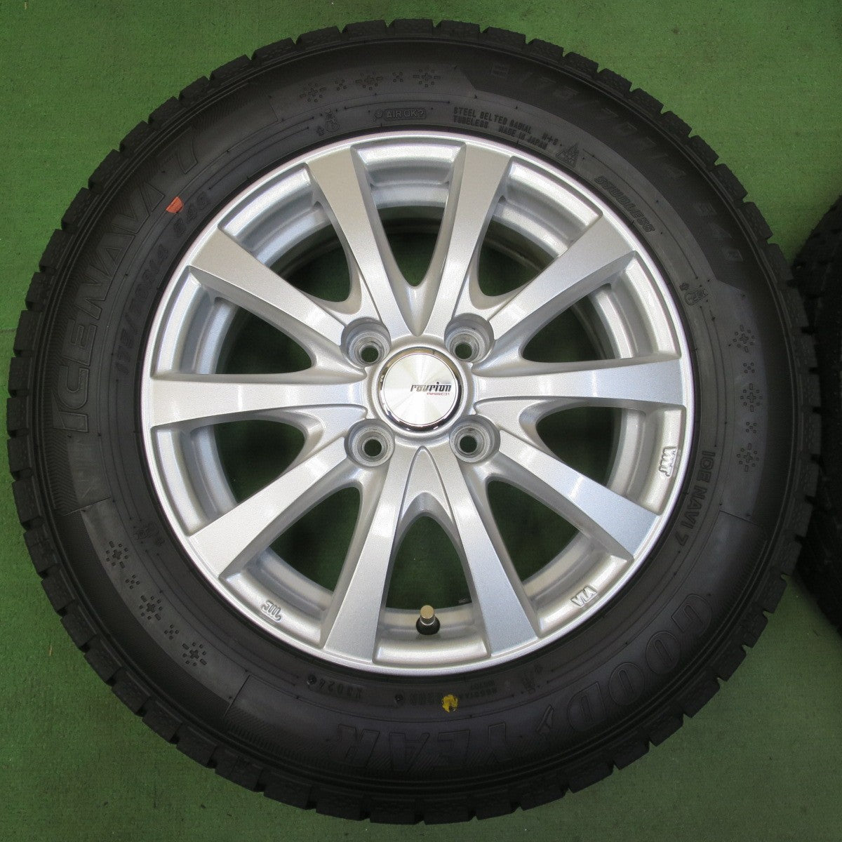 バリ溝！24年！キレイ！ほぼ10分★スタッドレス 175/70R14 グッドイヤー アイスナビ7 ravrion RS01 ラブリオン 14インチ PCD100/4H★5082303イス