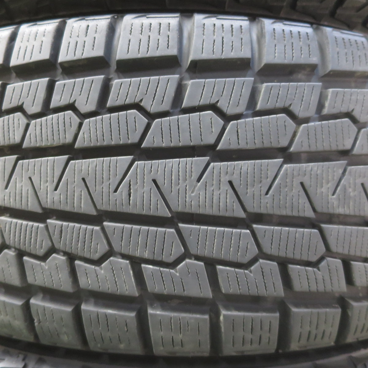 バリ溝！キレイ！9.5分★スタッドレス 225/55R18 ヨコハマ アイスガード G075 GRASS グラス 18インチ PCD114.3/5H★6041107イス