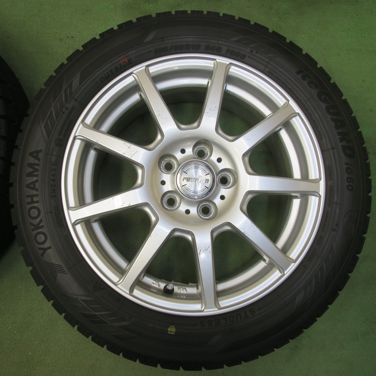 バリ溝！22年！9.5分◎シエンタ 等 185/60R15 スタッドレス ヨコハマ アイスガード iG60 ravrion ラブリオン 15インチ PCD100/5H◎6081606イス