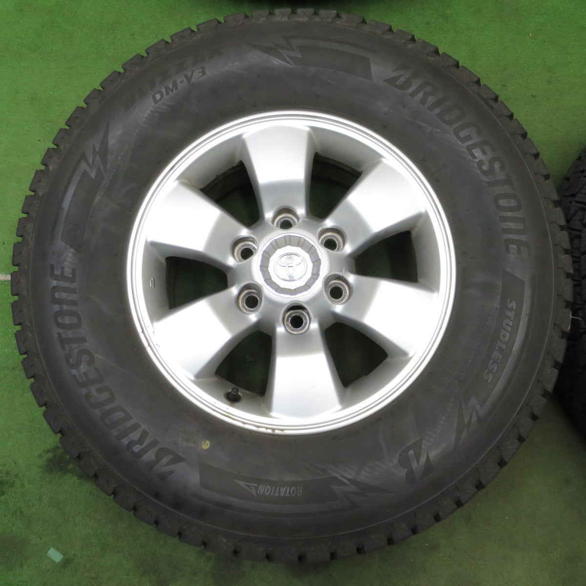 バリ溝！23年！9.5分★トヨタ ハイラックス サーフ 純正 265/70R16 スタッドレス ブリヂストン ブリザック DM-V3 16インチ PCD139.7/6H★6042902ナス