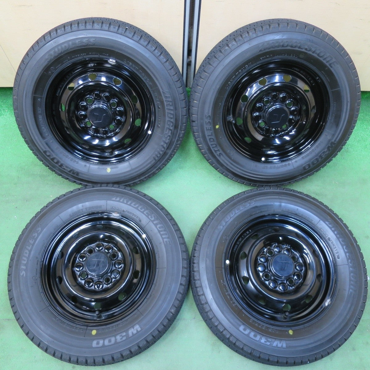 バリ溝！23年！キレイ！9.5分★スタッドレス 145/80R12 80/78N ブリヂストン W300 TOPY スチール 12インチ PCD100/4H★5033105イス