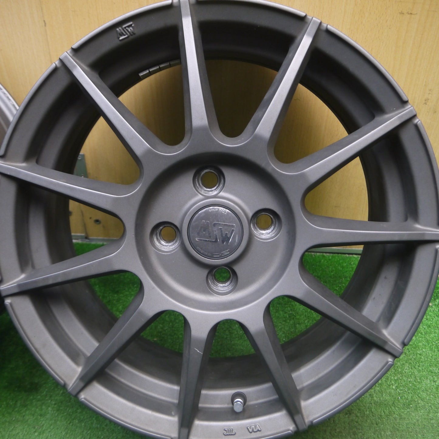 [送料無料] キレイ★O・Z MSW85 ホイール 16インチ 16×6.5J OZ PCD100/4H★5020713Hホ