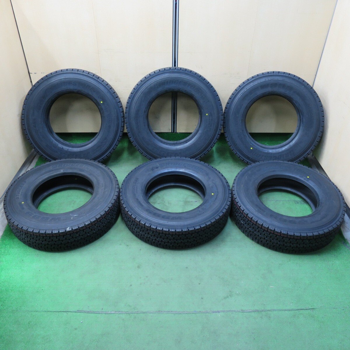 未使用！24年★トラック タイヤ 225/80R17.5 123/122L スタッドレス ブリヂストン W999 17.5インチ★5012908イスタ