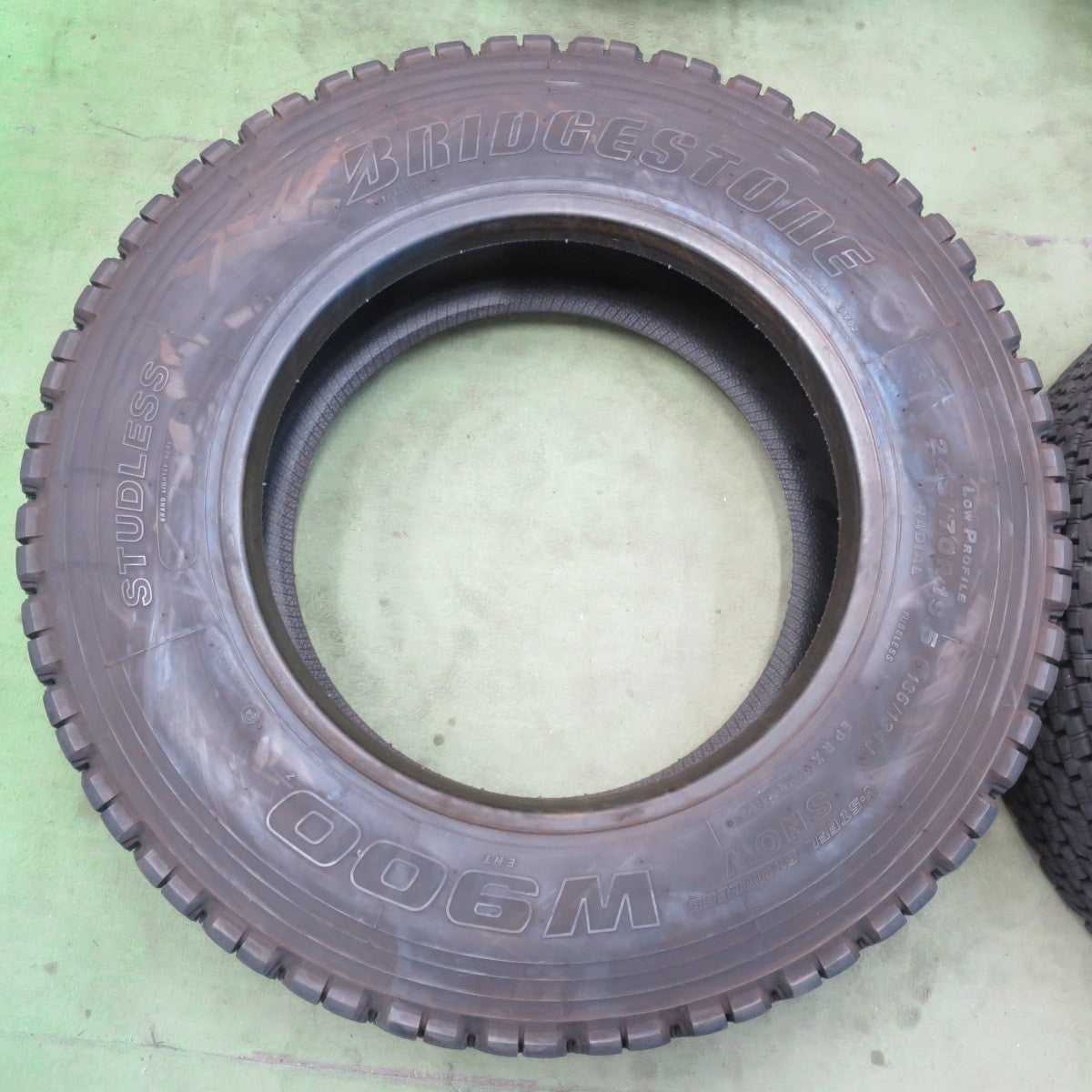バリ溝！25年！9分★トラック タイヤ 245/70R19.5 136/134J スタッドレス ブリヂストン W900 19.5インチ★6050512イスタ