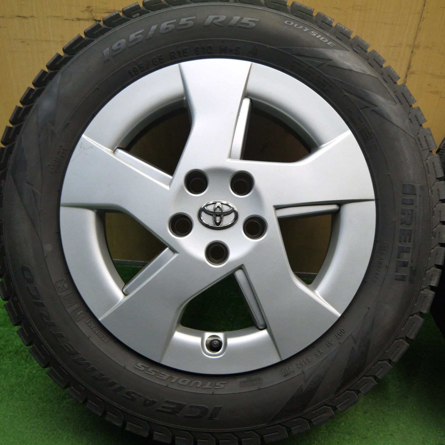 4本価格★トヨタ 30系 プリウス 純正 195/65R15 スタッドレス ピレリ アイスアシンメトリコ 15インチ PCD100/5H★5052105Hス