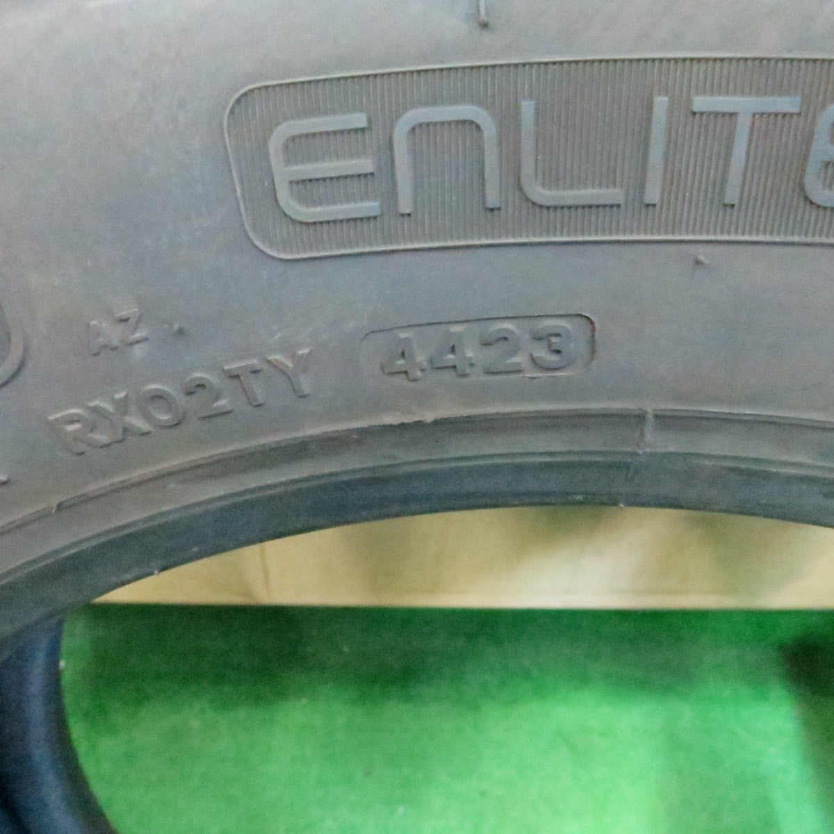 *送料無料* バリ溝！23年！9.5分★トラック タイヤ 245/70R19.5 136/134J スタッドレス ブリヂストン W999 19.5インチ★4050409ナス