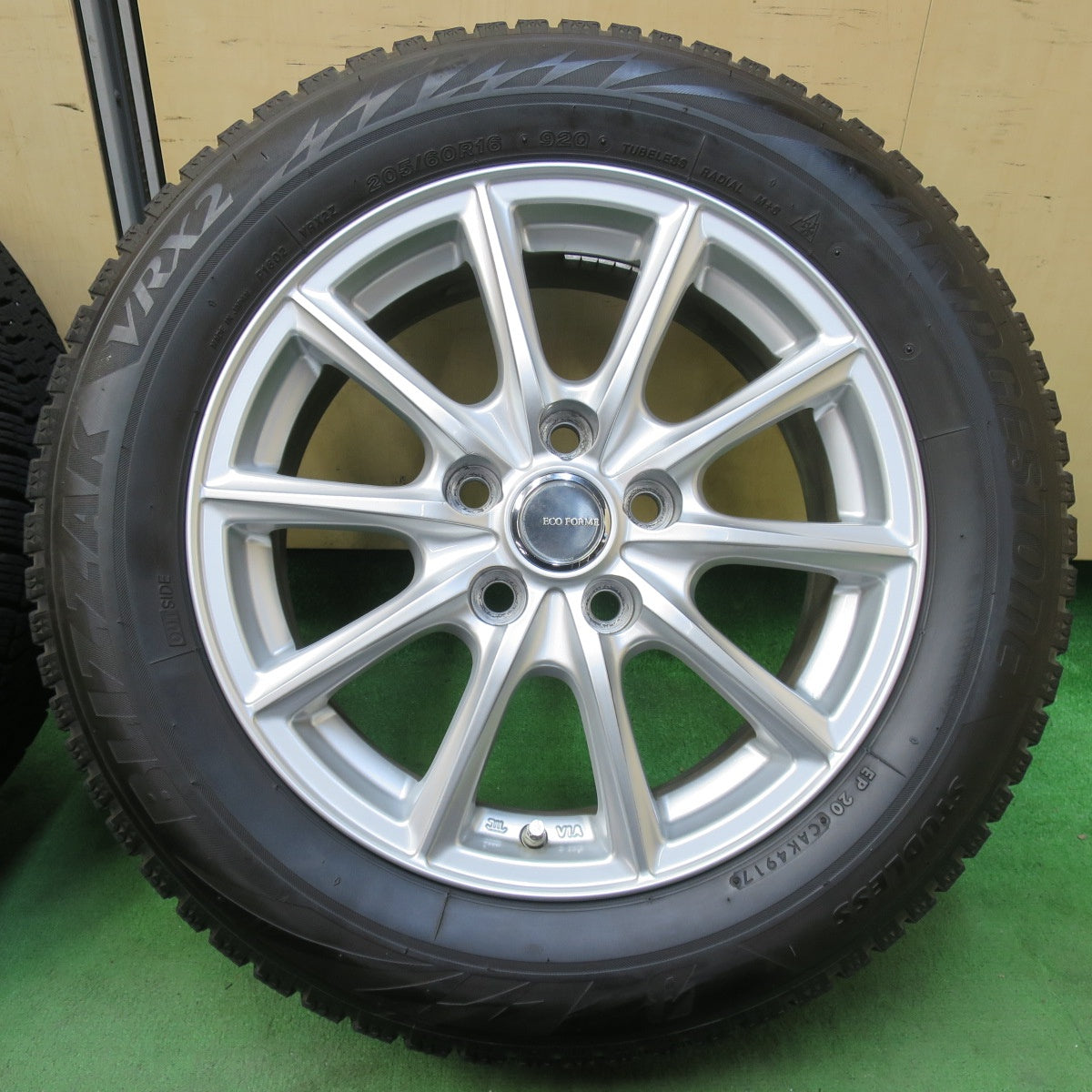 [送料無料] バリ溝！キレイ！9.5分★スタッドレス 205/60R16 ブリヂストン ブリザック VRX2 ECO FORME エコフォルム 16インチ PCD114.3/5H★5032914イス