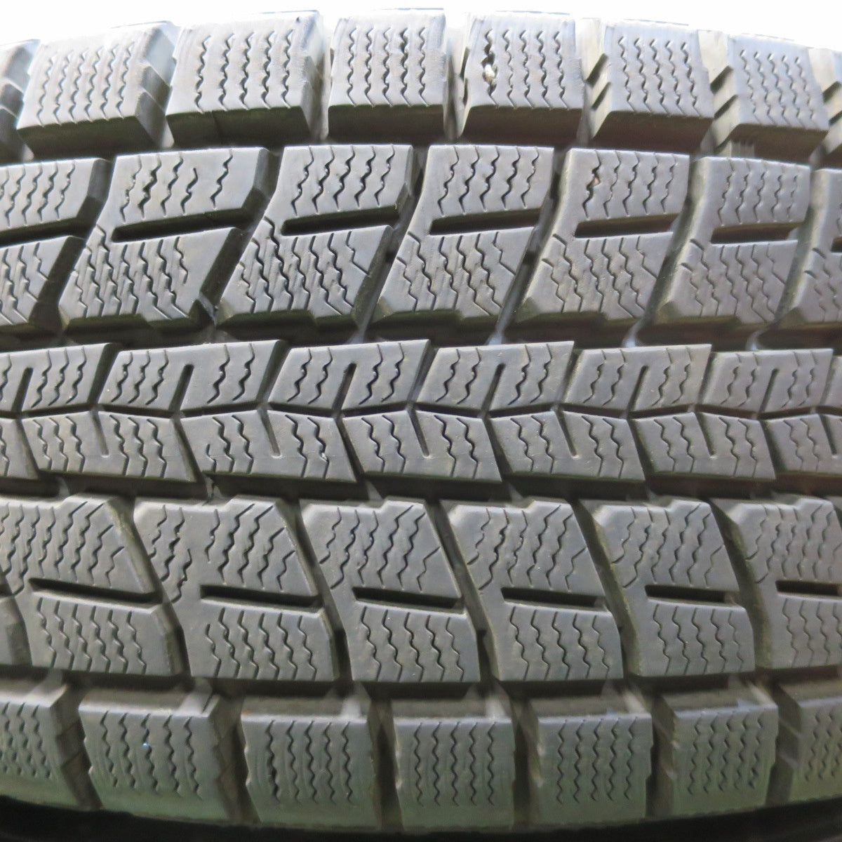[送料無料] バリ溝！キレイ！9.5分以上★スタッドレス 215/70R16 ダンロップ ウインターマックス SJ8 VEMOTION 16インチ PCD114.3/5H★4120607イス