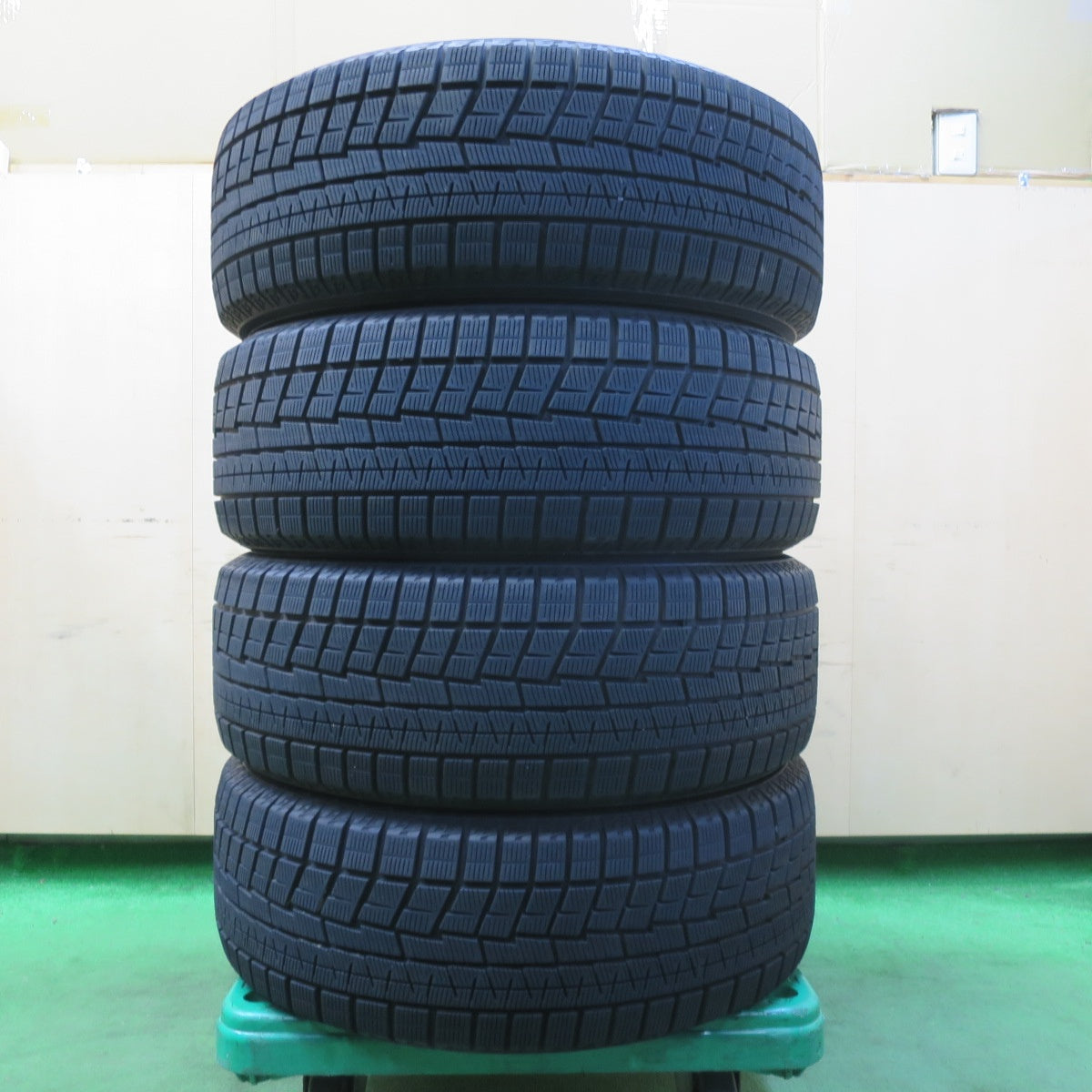[送料無料] バリ溝！22年！9.5分以上★スタッドレス 215/55R17 ヨコハマ アイスガード iG60 タイヤ 17インチ ヴェゼル カムリ クラウン 等★4111302イスタ