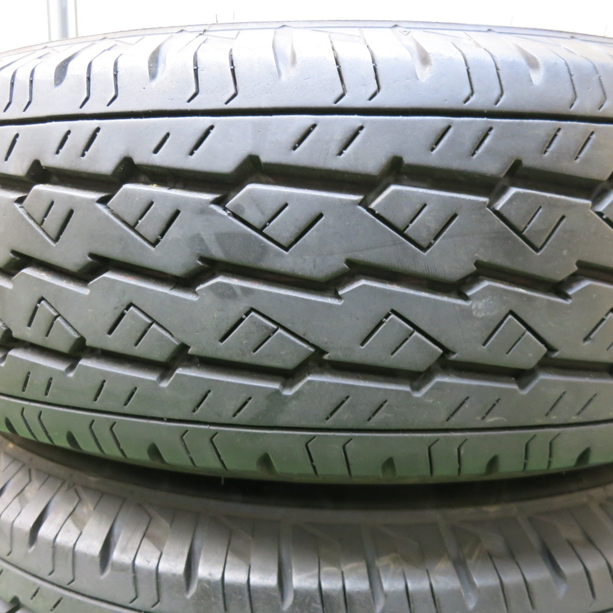 [送料無料] バリ溝！21年！9.5分★トヨタ 200系 ハイエース 純正 スチール 195/80R15 107/105L ブリヂストン V600 15インチ PCD139.7/6H★5022611SYノ