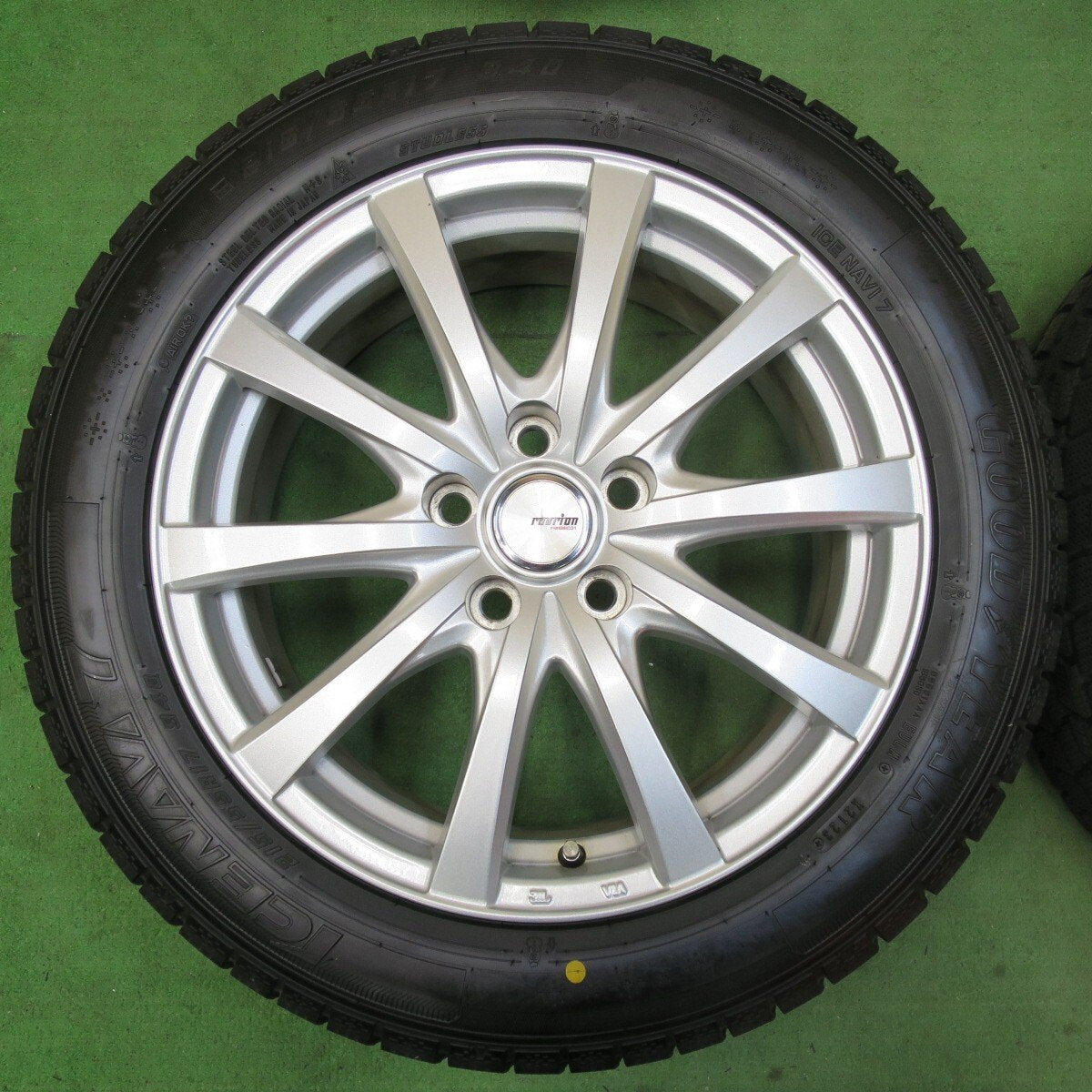 バリ溝！23年！キレイ！9.5分★スタッドレス 215/55R17 グッドイヤー アイスナビ7 ravrion RS01 ラブリオン 17インチ PCD114.3/5H★5012810イス