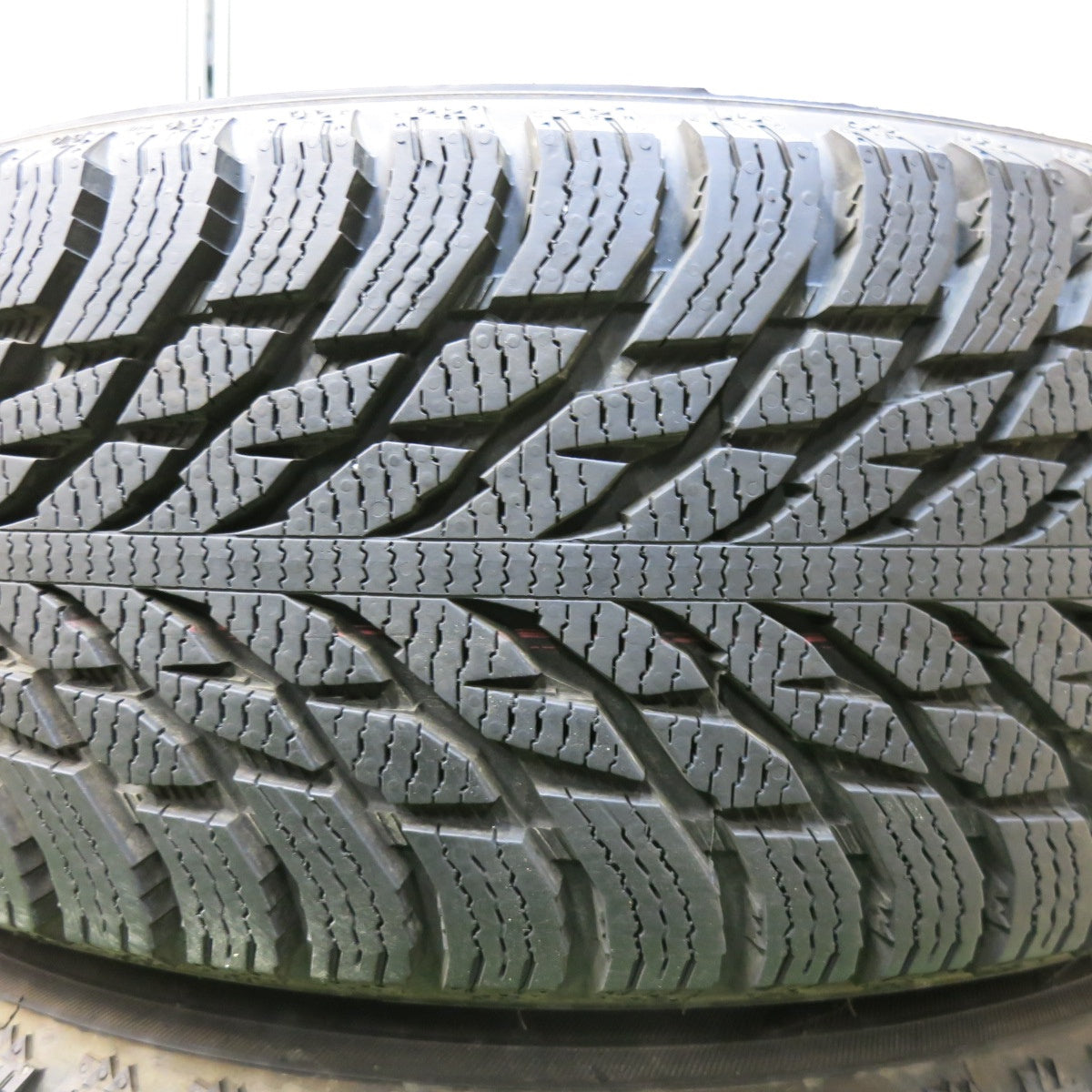 [送料無料] バリ溝！22年！キレイ！ほぼ10分★スタッドレス 225/65R17 ノキアン ハッカペリッタ R3 SUV TIRADO Eta LA STRADA 阿部商会 17インチ PCD114.3/5H★4121105SYス