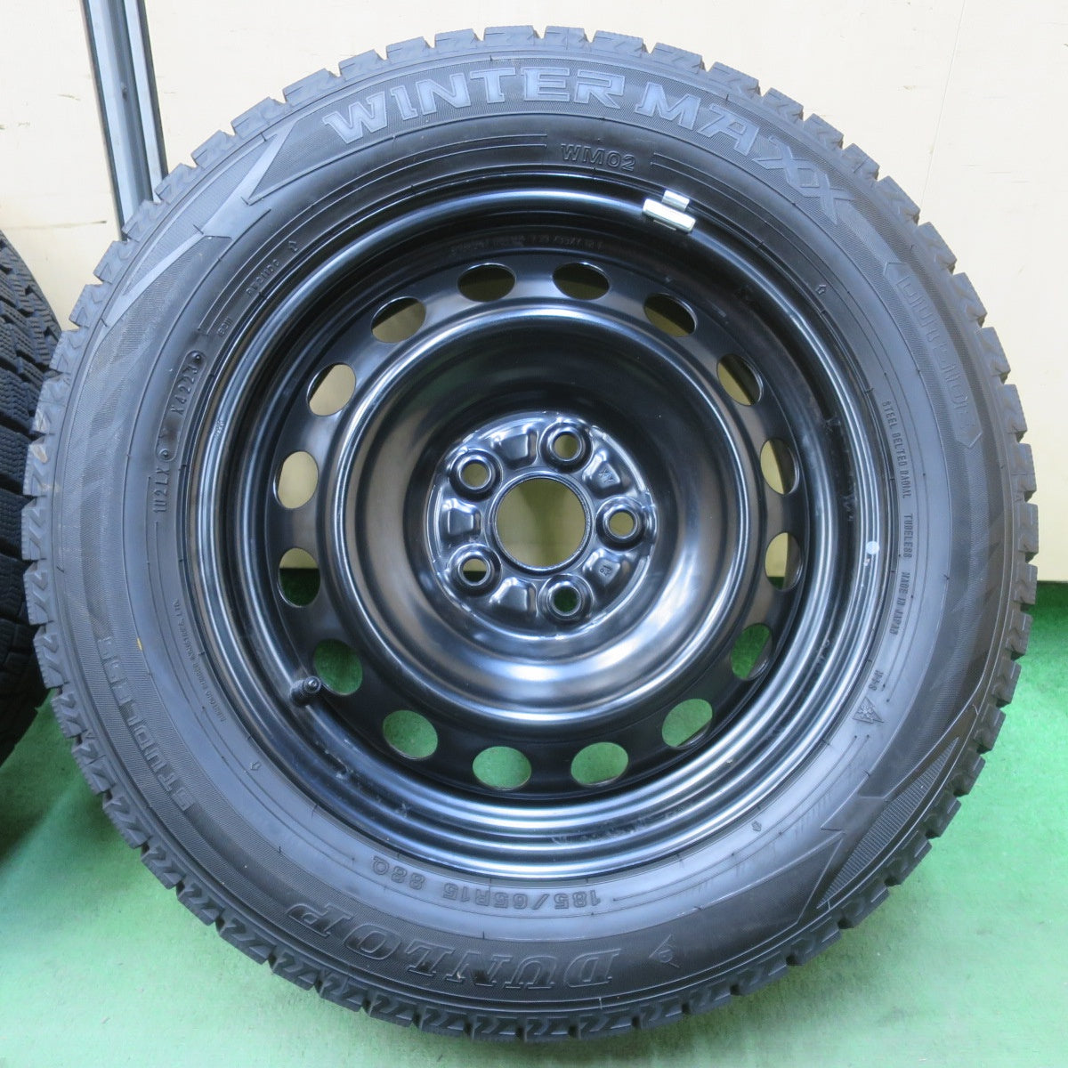 バリ溝！23年！キレイ！9.5分★トヨタ シエンタ 純正 スチール 185/65R15 スタッドレス ダンロップ ウインターマックス WM02 15インチ PCD100/5H★6012902イス