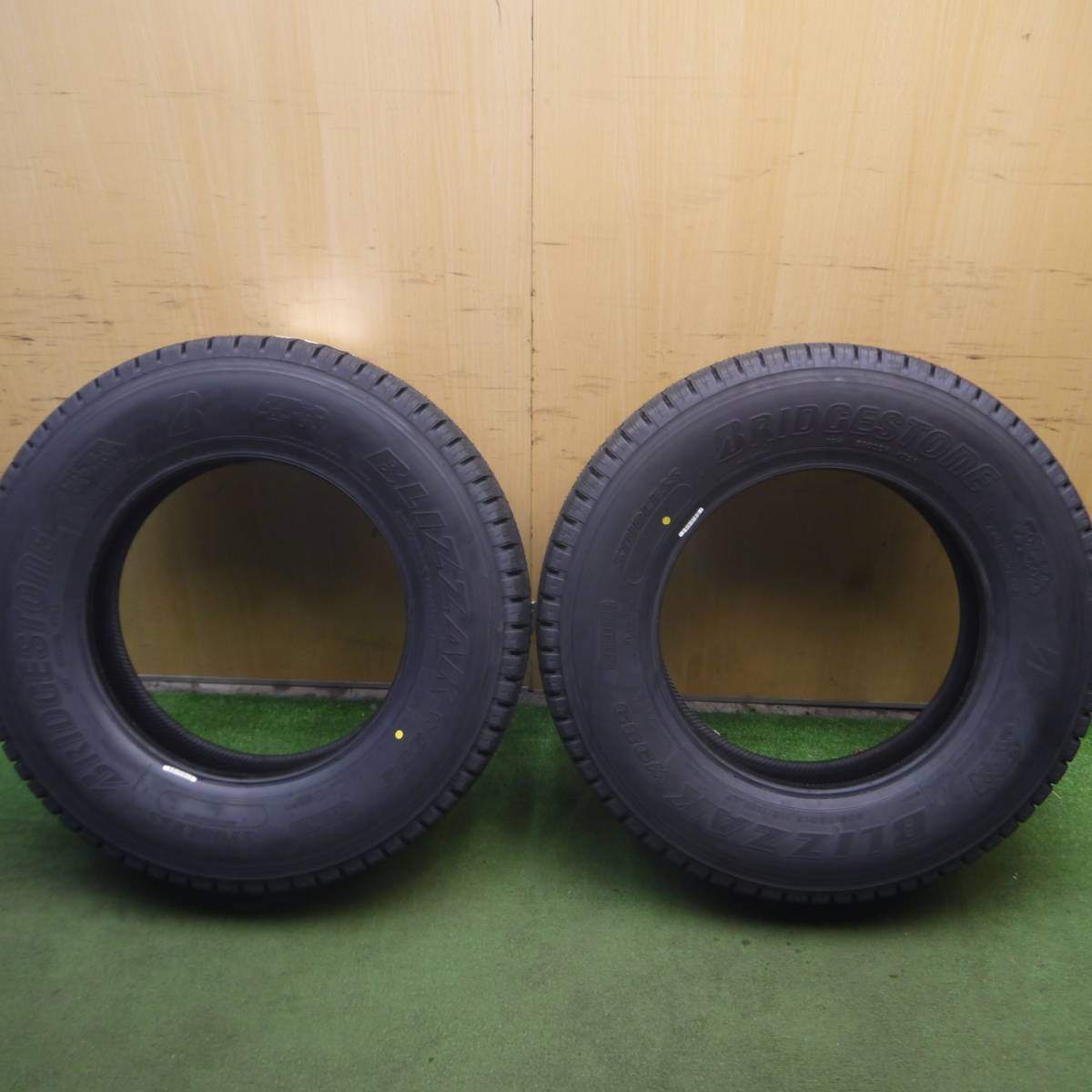 未使用！23年★トラック タイヤ 205/75R16 113/111N スタッドレス ブリヂストン ブリザック W989 16インチ★4020902Hスタ