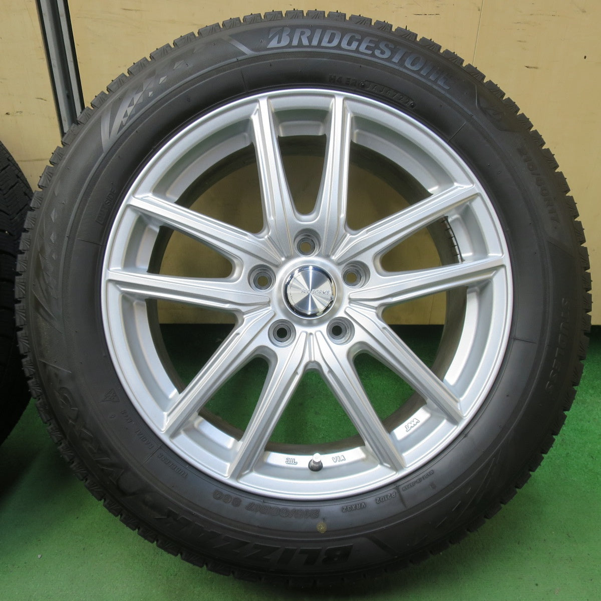 バリ溝！22年！キレイ！9.5分以上★スタッドレス 215/60R17 ブリヂストン ブリザック VRX3 ECO FORME エコフォルム 17インチ PCD114.3/5H★5100604イス