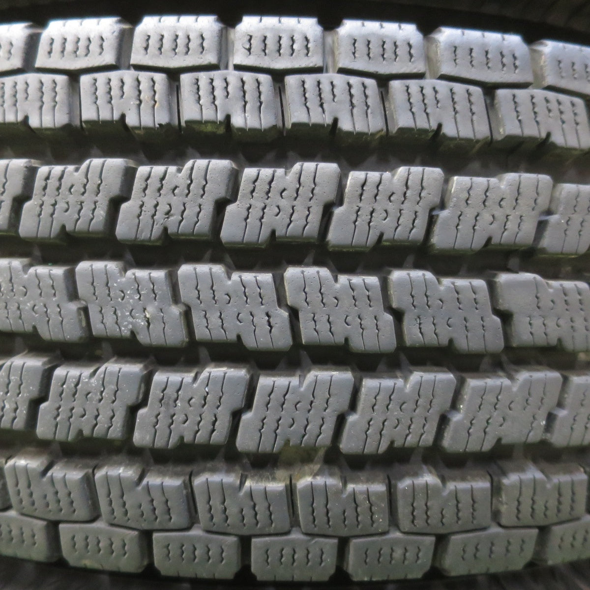 バリ溝！23年！9.5分★スタッドレス 195/80R15 107/105L ヨコハマ アイスガード iG91 タイヤ 15インチ ハイエース キャラバン 等★6070202イスタ