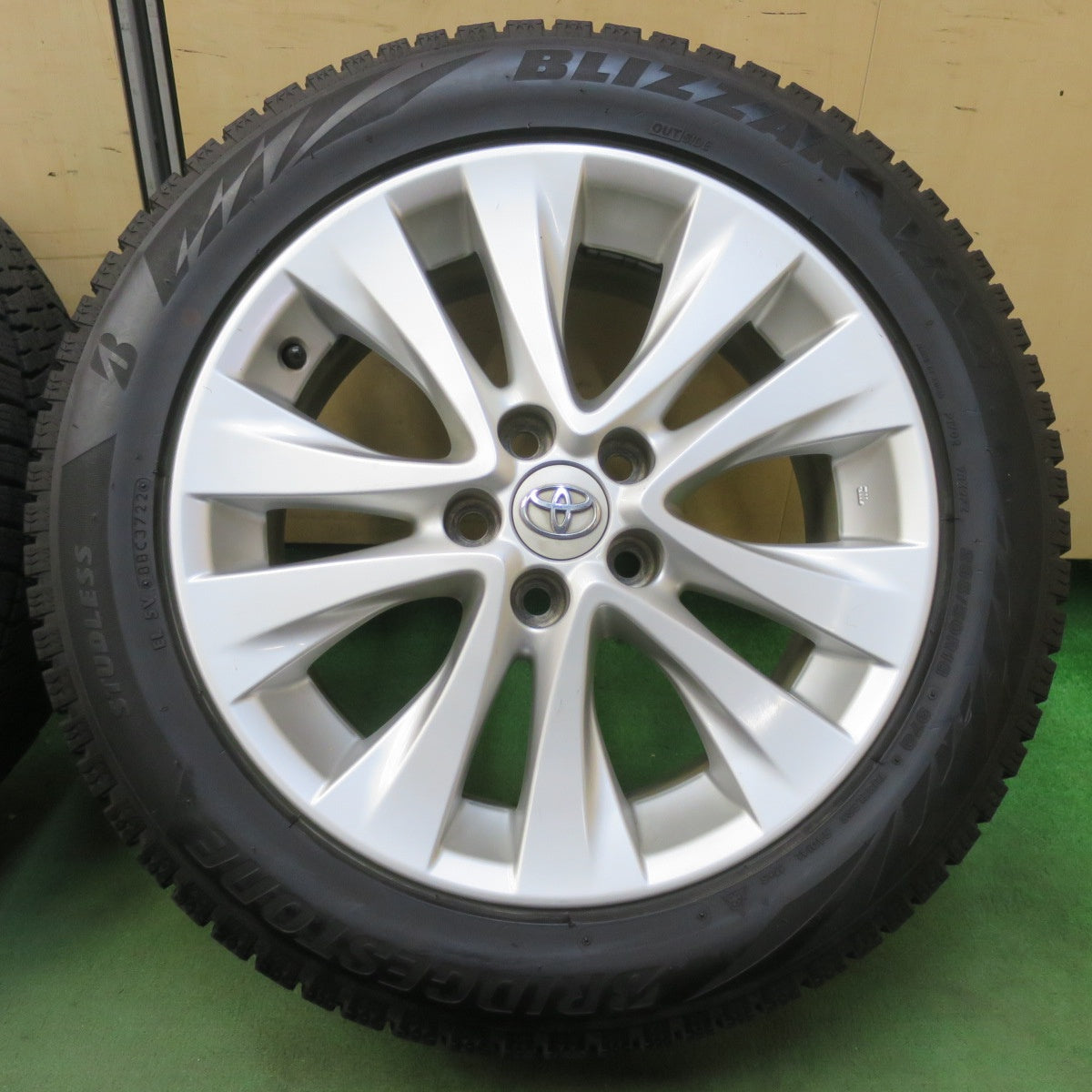 バリ溝！22年！9.5分★トヨタ 20系 アルファード ヴェルファイア 純正 235/50R18 スタッドレス ブリヂストン ブリザック VRX2 18インチ PCD114.3/5H★5110810イス