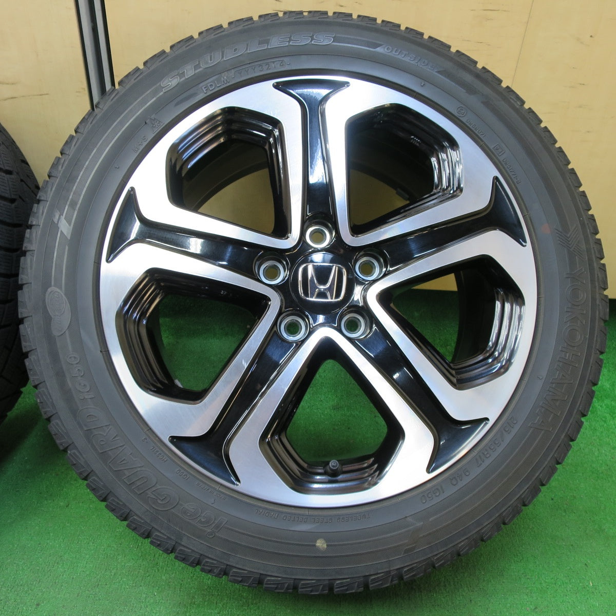 *送料無料* バリ溝！キレイ！8.5分★ホンダ ヴェゼル 純正 215/55R17 スタッドレス ヨコハマ アイスガード iG50 17インチ PCD114.3/5H★4060508イス