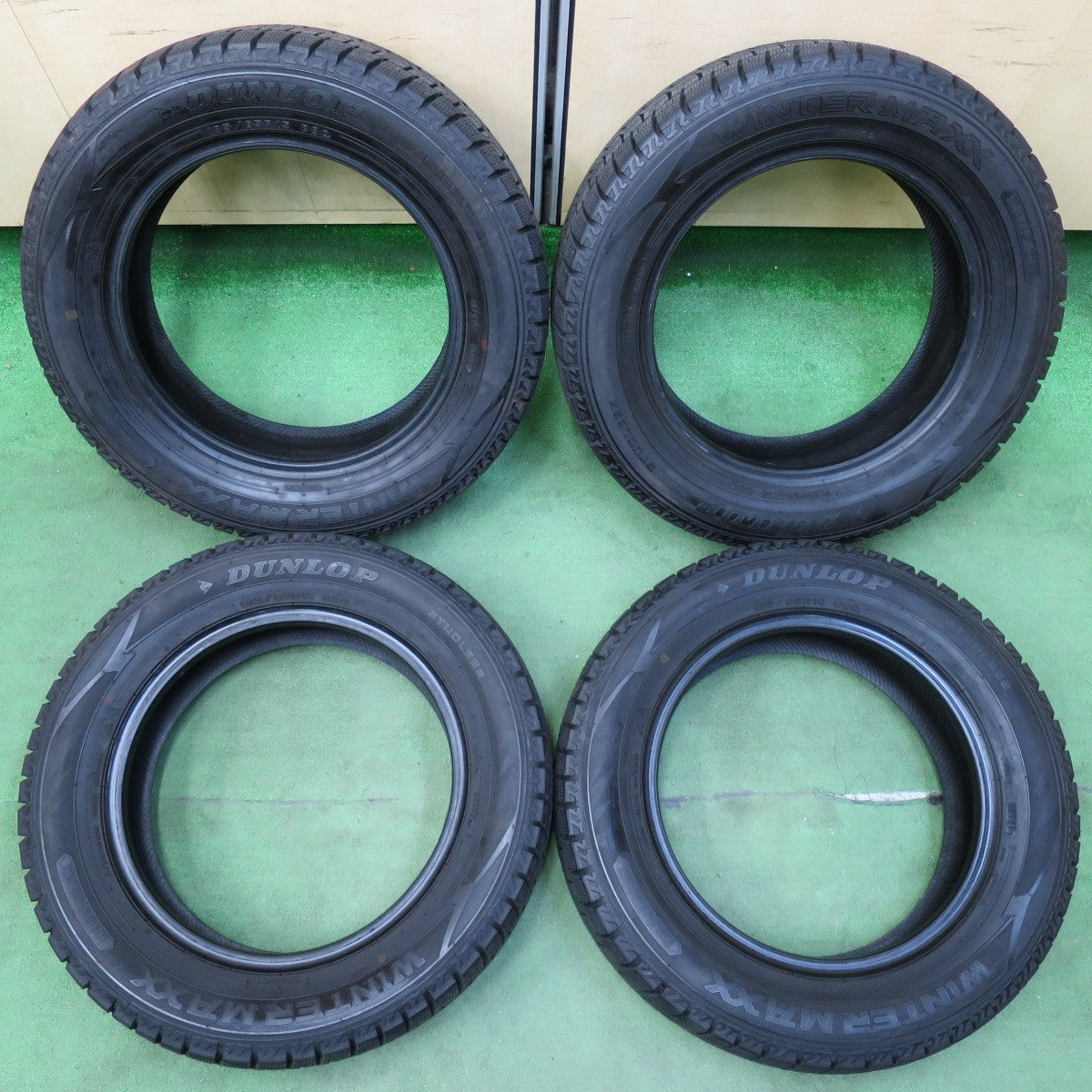 [送料無料] バリ溝！21年！9.5分★スタッドレス 185/65R15 ダンロップ ウインターマックス WM02 15インチ シエンタ ノート アクア フリード ヤリス等★5012404イスタ