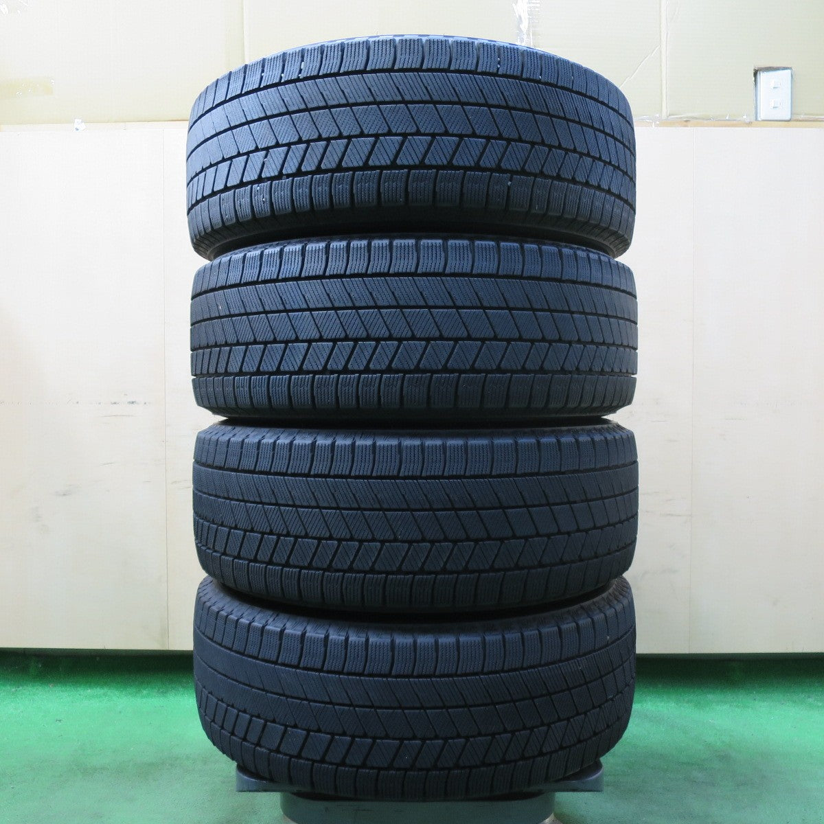 [送料無料] バリ溝！22年！8.5分★ワーゲン 等 阿部商会 205/55R16 スタッドレス ブリヂストン ブリザック VRX3 16インチ PCD112/5H★4113008イス