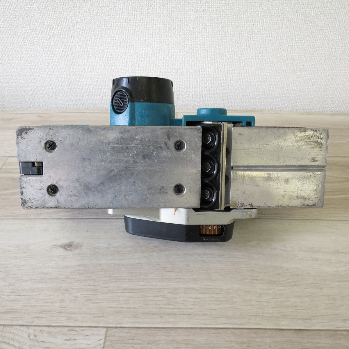 [送料無料] ◇マキタ 充電式 カンナ KP180D 82mm 電動 工具 本体のみ makita 鉋 かんな 切削◇