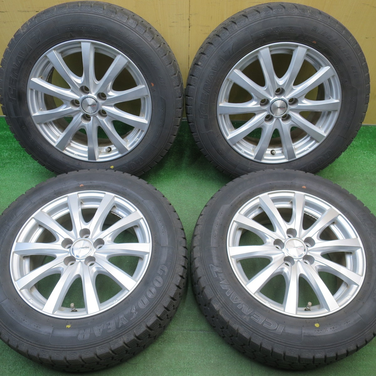 バリ溝！キレイ！8.5分★プリウス 等 195/65R15 スタッドレス グッドイヤー アイスナビ7 ravrion RS01 ラブリオン 15インチ PCD100/5H★6022001NJス