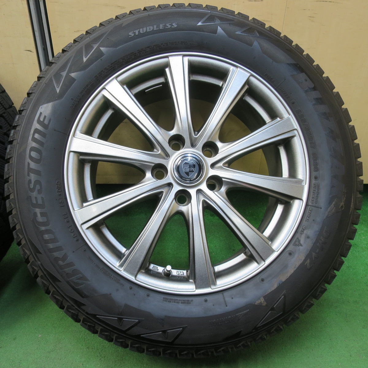 [送料無料] バリ溝！キレイ！9分★スタッドレス 225/65R17 ブリヂストン ブリザック DM-V2 Claire クレール 17インチ PCD114.3/5H★5011609イス