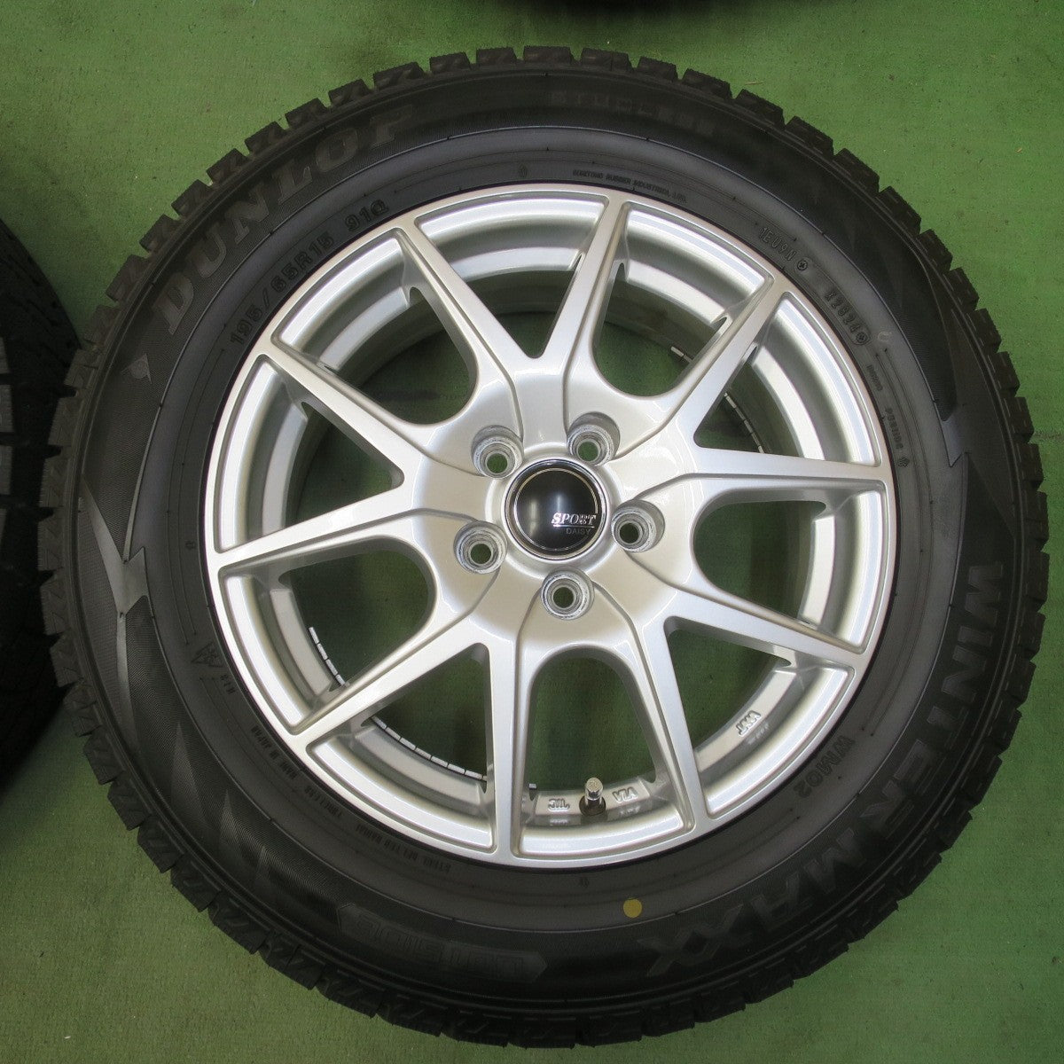 バリ溝！24年！キレイ！9.5分★プリウス 等 195/65R15 スタッドレス ダンロップ ウインターマックス WM02 SPORT DAISY スポルト デイジー 15インチ PCD100/5H★6042006イス