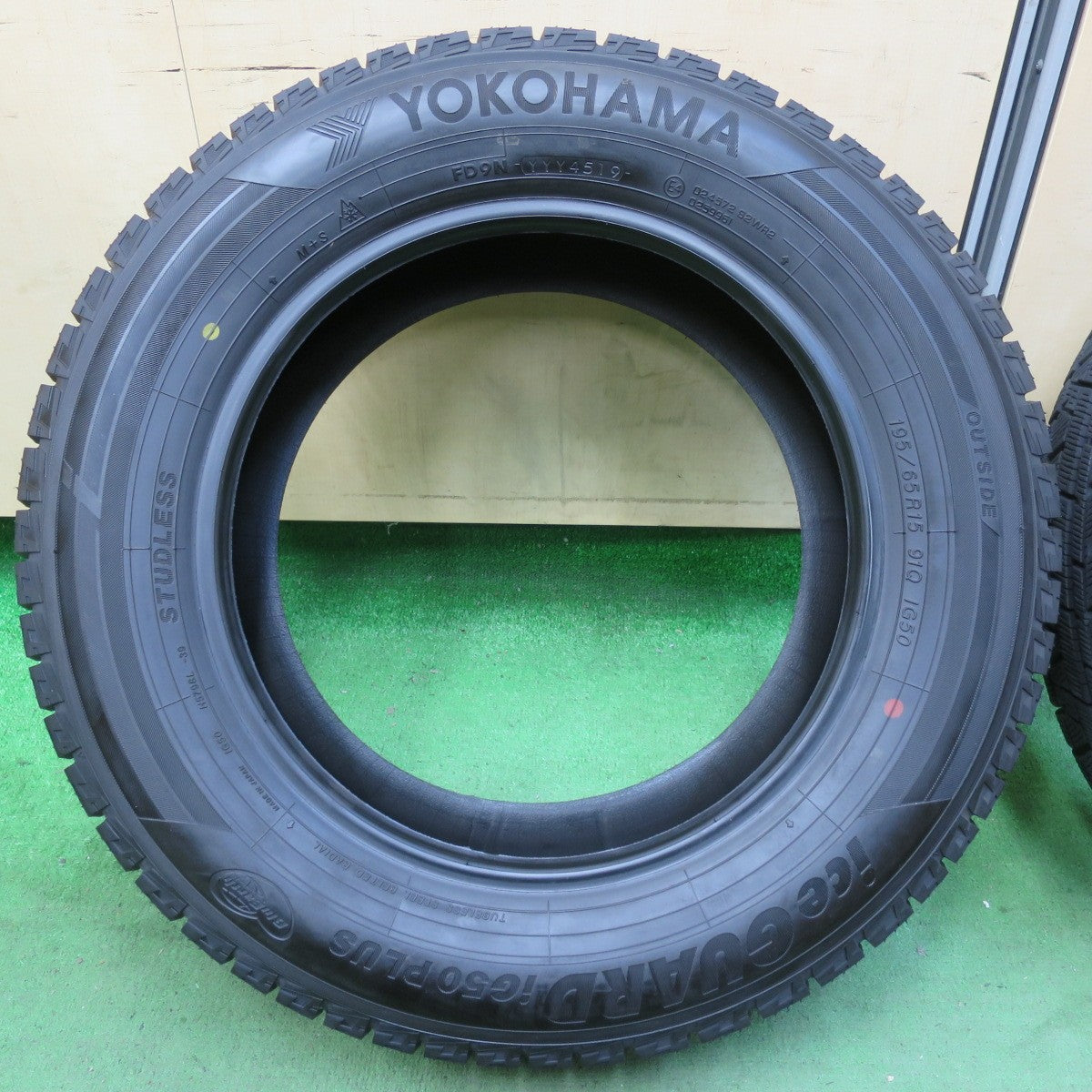 [送料無料] バリ溝！ほぼ10分★スタッドレス 195/65R15 ヨコハマ アイスガード iG50 プラス タイヤ 15インチ プリウス ノア ヴォクシー 等★5021405イスタ