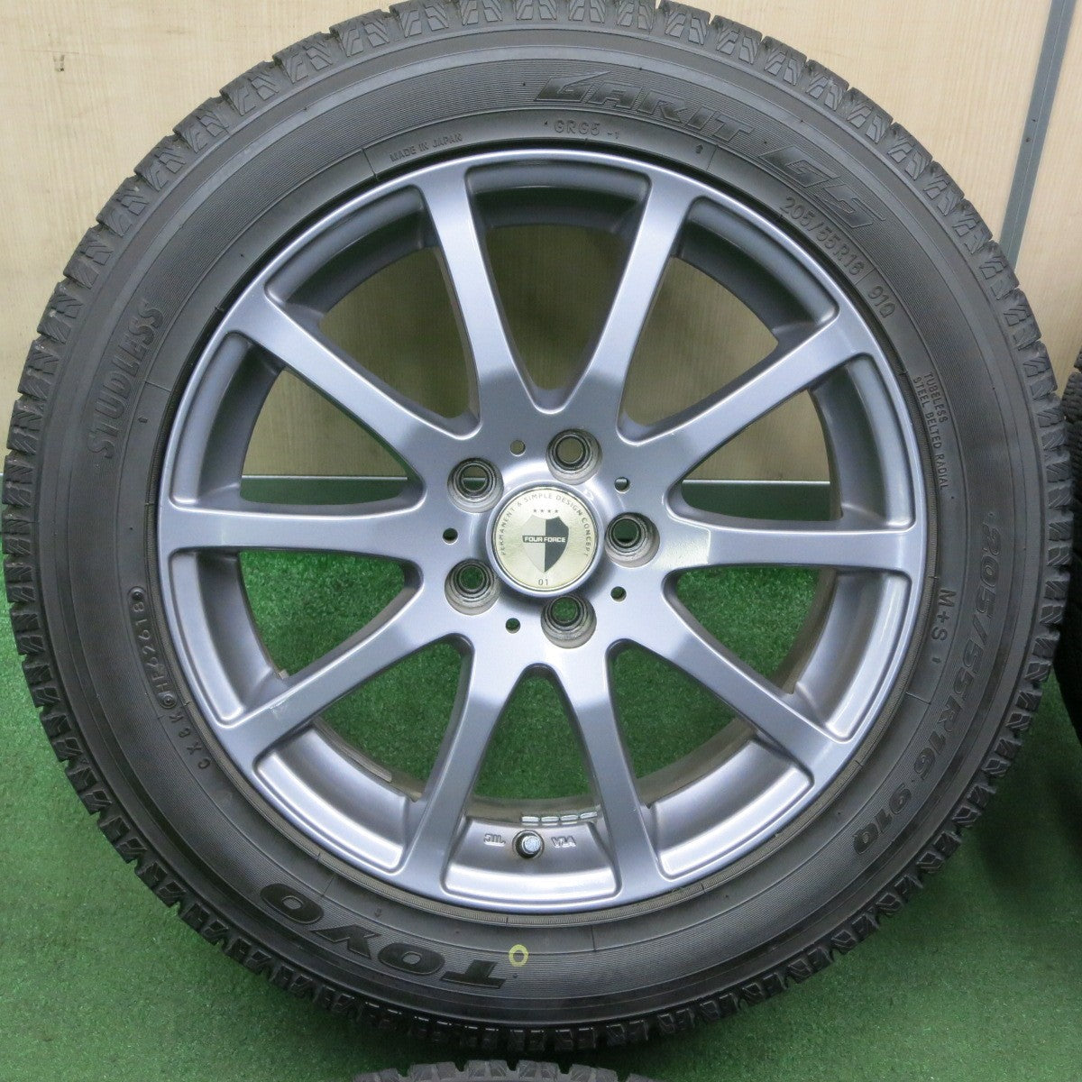 *送料無料* バリ溝！キレイ！9.5分★インプレッサ等 205/55R16 スタッドレス トーヨー ガリット G5 FOUR FORCE 01 フォーフォース PCD100/5H★4041003TNス
