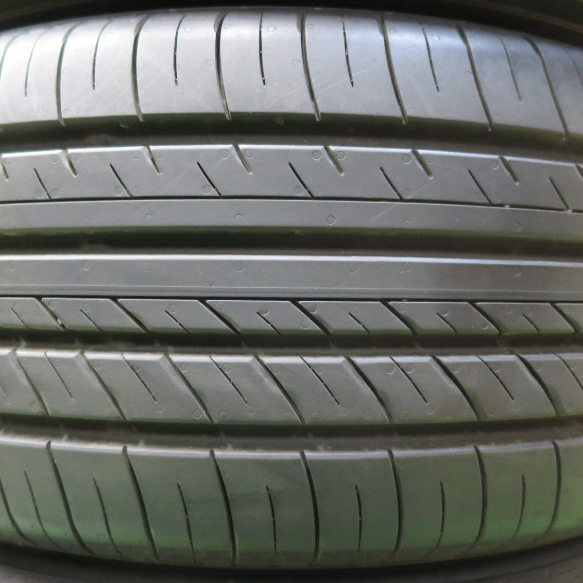 [送料無料] バリ溝！24年！ ほぼ新車外し★225/55R18 ヨコハマ アドバン dB V552 タイヤ 18インチ エルグランド デリカD:5 エクストレイル等★4120910イノタ