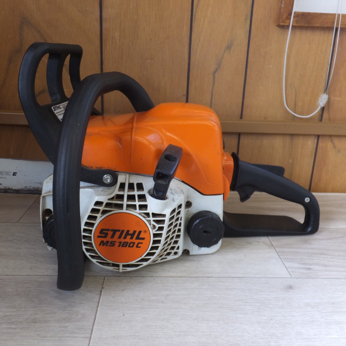 [送料無料] 岐阜発★スチール STIHL エンジンチェーンソー MS180C-BE 刃なし　3軸合成値 7.6m/s2　LWA 112dB★