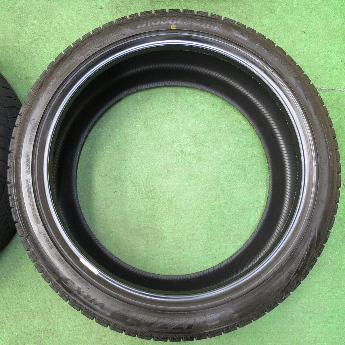 [送料無料] バリ溝！21年！9.5分以上★スタッドレス 245/40R20 ブリヂストン ブリザック VRX3 タイヤ 20インチ アルファード フーガ レクサス等★4112104イスタ