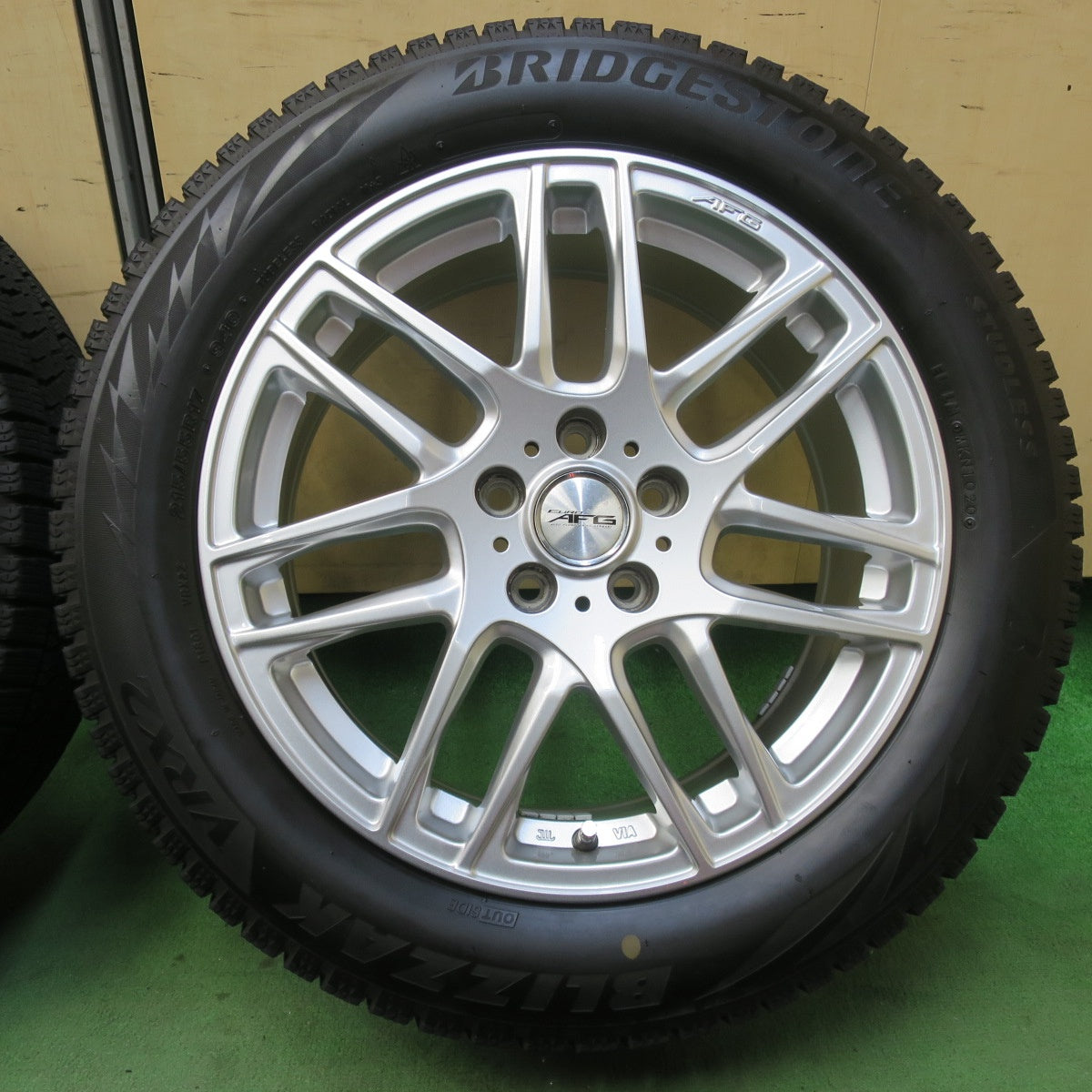バリ溝！キレイ！9.5分★プジョー 等 EURO AFG 215/55R17 スタッドレス ブリヂストン ブリザック VRX2 ユーロ 17インチ PCD108/5H★5112814イス