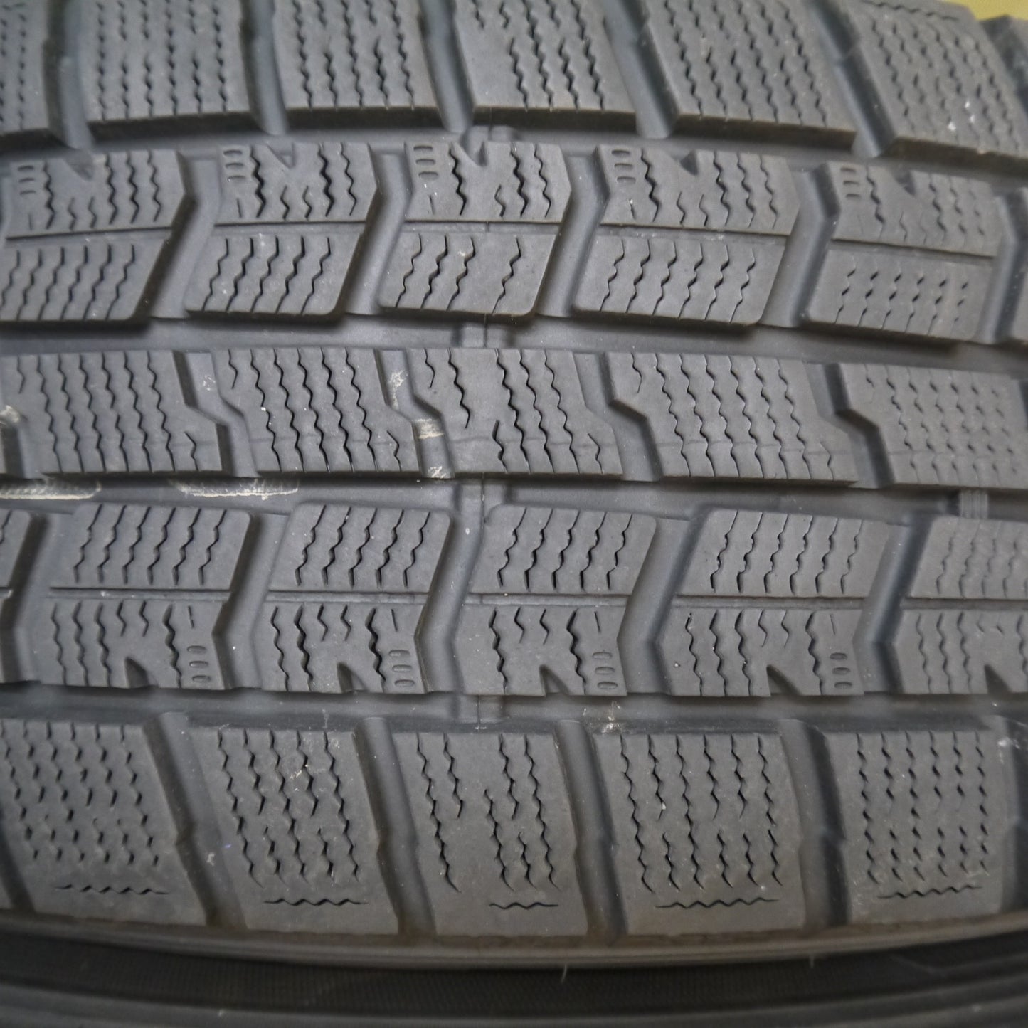 バリ溝！キレイ！9.5分★スタッドレス 225/60R17 グッドイヤー アイスナビ7 SCHNEIDER MiD シュナイダー 17インチ PCD114.3/5H★6032511Hス