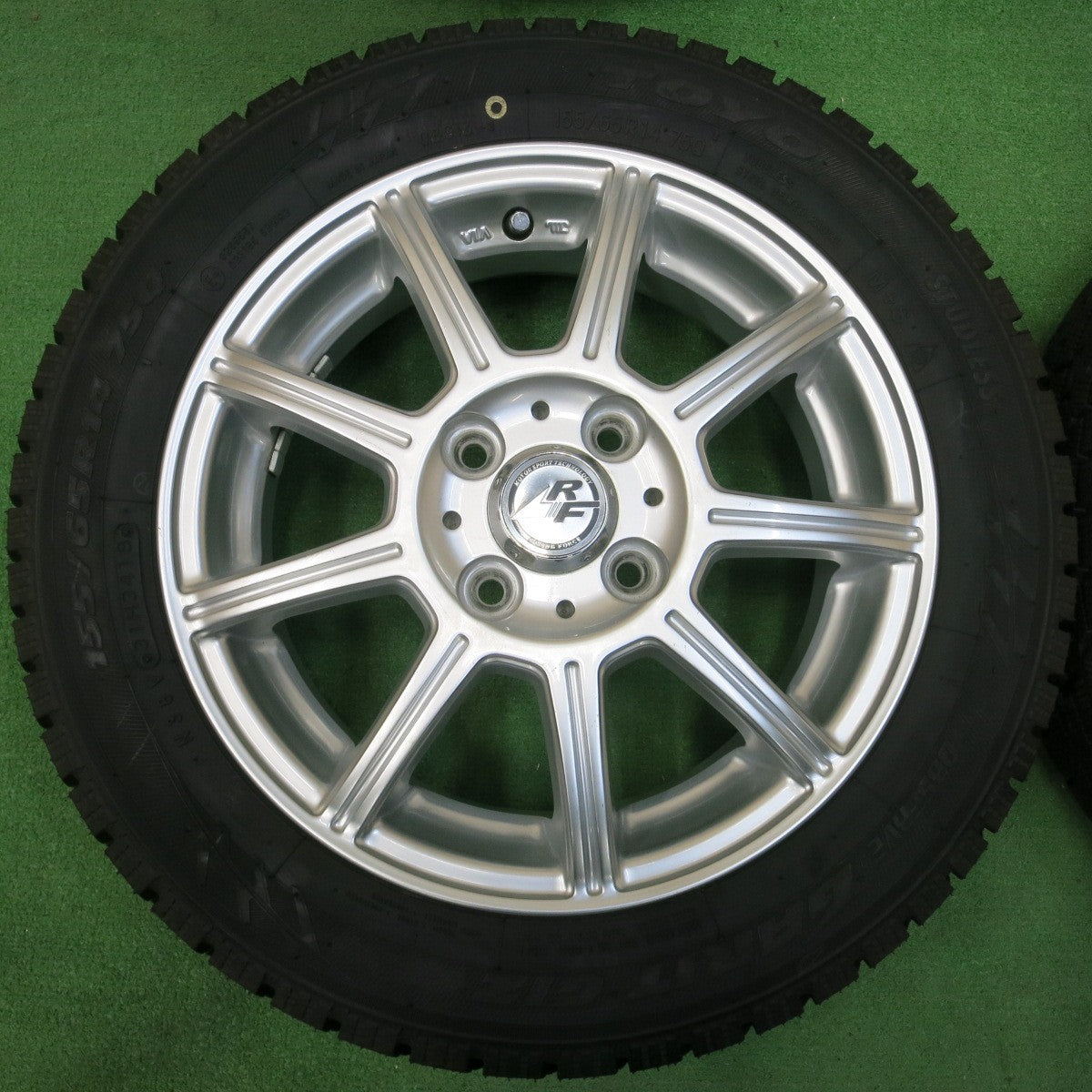 *送料無料* 超バリ溝！キレイ！ほぼ10分★スタッドレス 155/65R14 トーヨー オブザーブ ガリット GIZ RACING FORCE レーシング フォース PCD100/4H★4043001イス