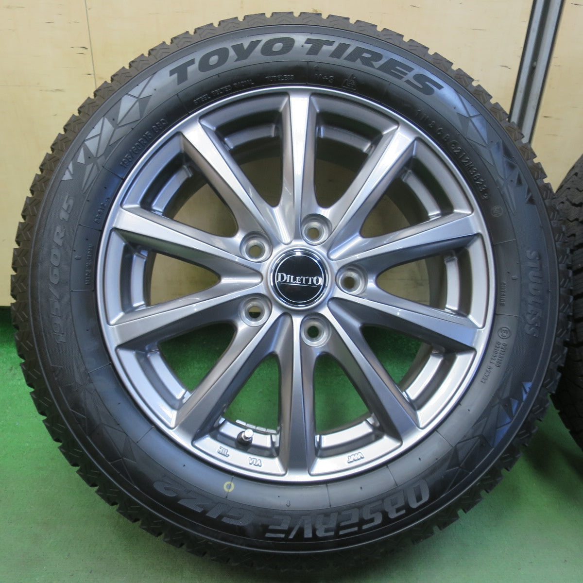 バリ溝！23年！キレイ！ほぼ10分★スタッドレス 195/60R15 トーヨー オブザーブ GIZ2 DILETTO ディレット 15インチ PCD114.3/5H★6052510イス
