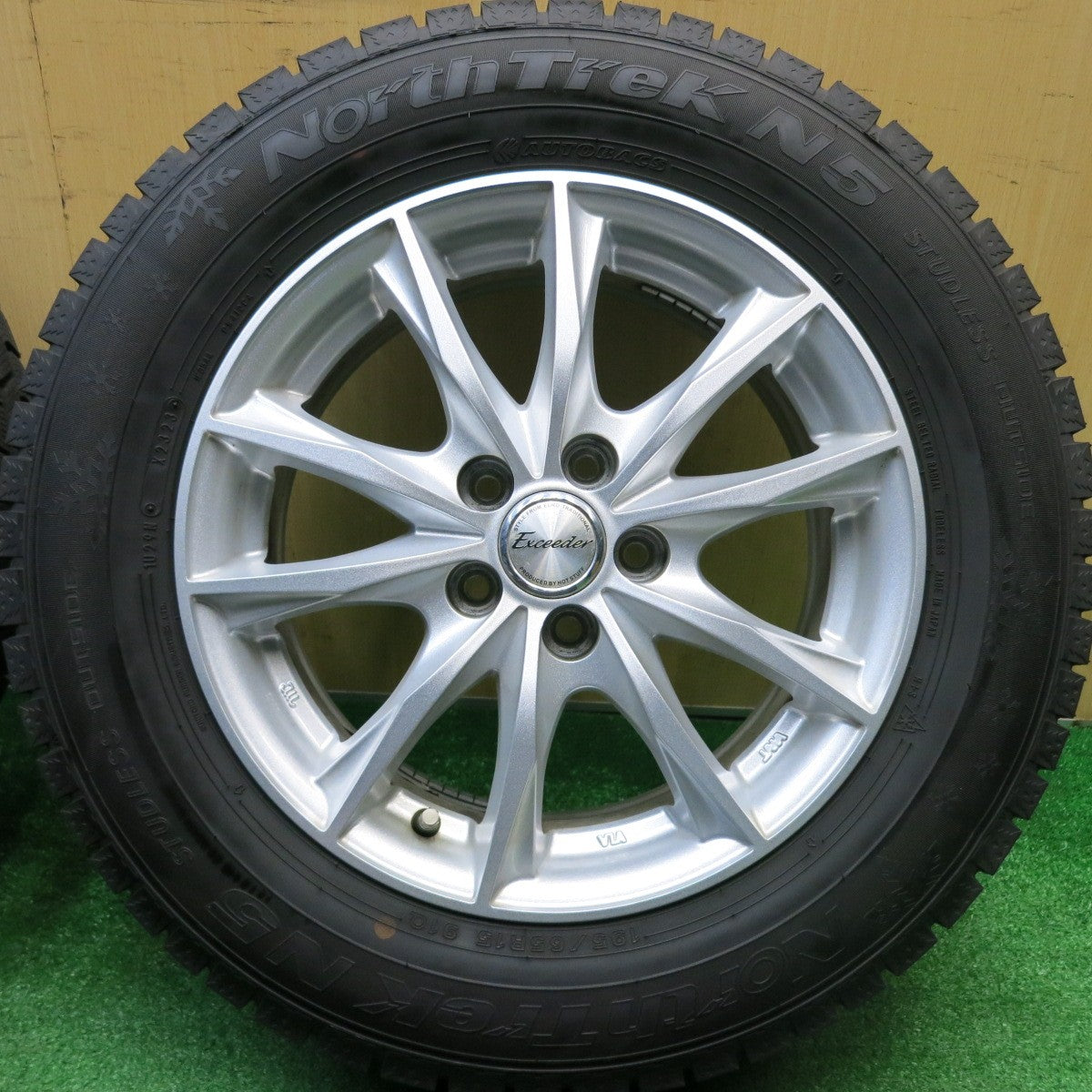 バリ溝！23年！キレイ！9.5分以上★プリウス 等 195/65R15 スタッドレス オートバックス ノーストレック N5 Exceeder エクシーダー 15インチ PCD100/5H★5112903HAス