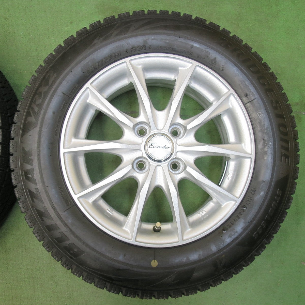 ほぼ未使用！23年★スタッドレス 175/70R14 ブリヂストン ブリザック VRX2 Exceeder エクシーダー 14インチ PCD100/4H★5122304イス