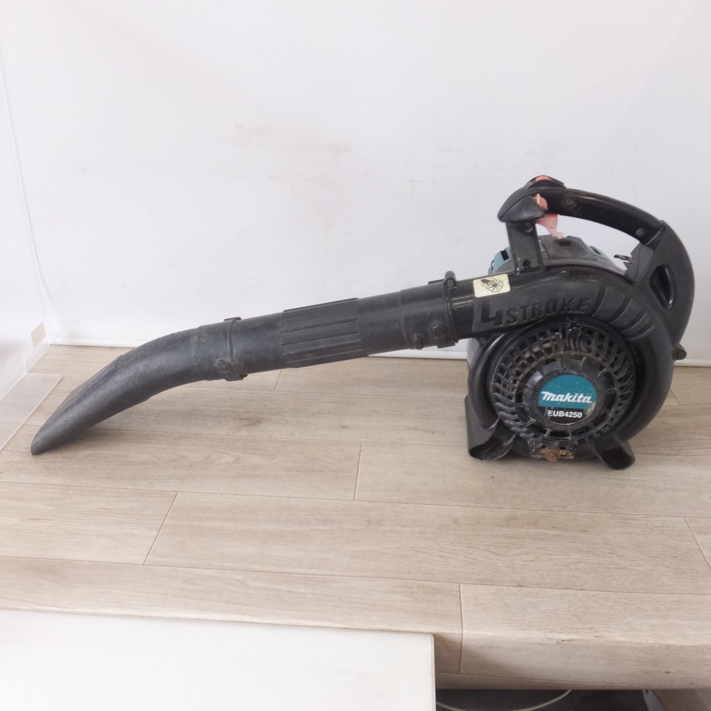 [送料無料] 岐阜発★マキタ makita エンジンブロワ集じん機 EUB4250　24.5mL 10.1m3/min　吹飛ばし 吸い込み ストローク★