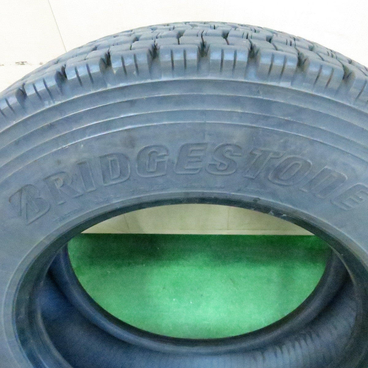 *送料無料* バリ溝！23年！9.5分★トラック タイヤ 245/70R19.5 136/134J スタッドレス ブリヂストン W999 19.5インチ★4050411ナス