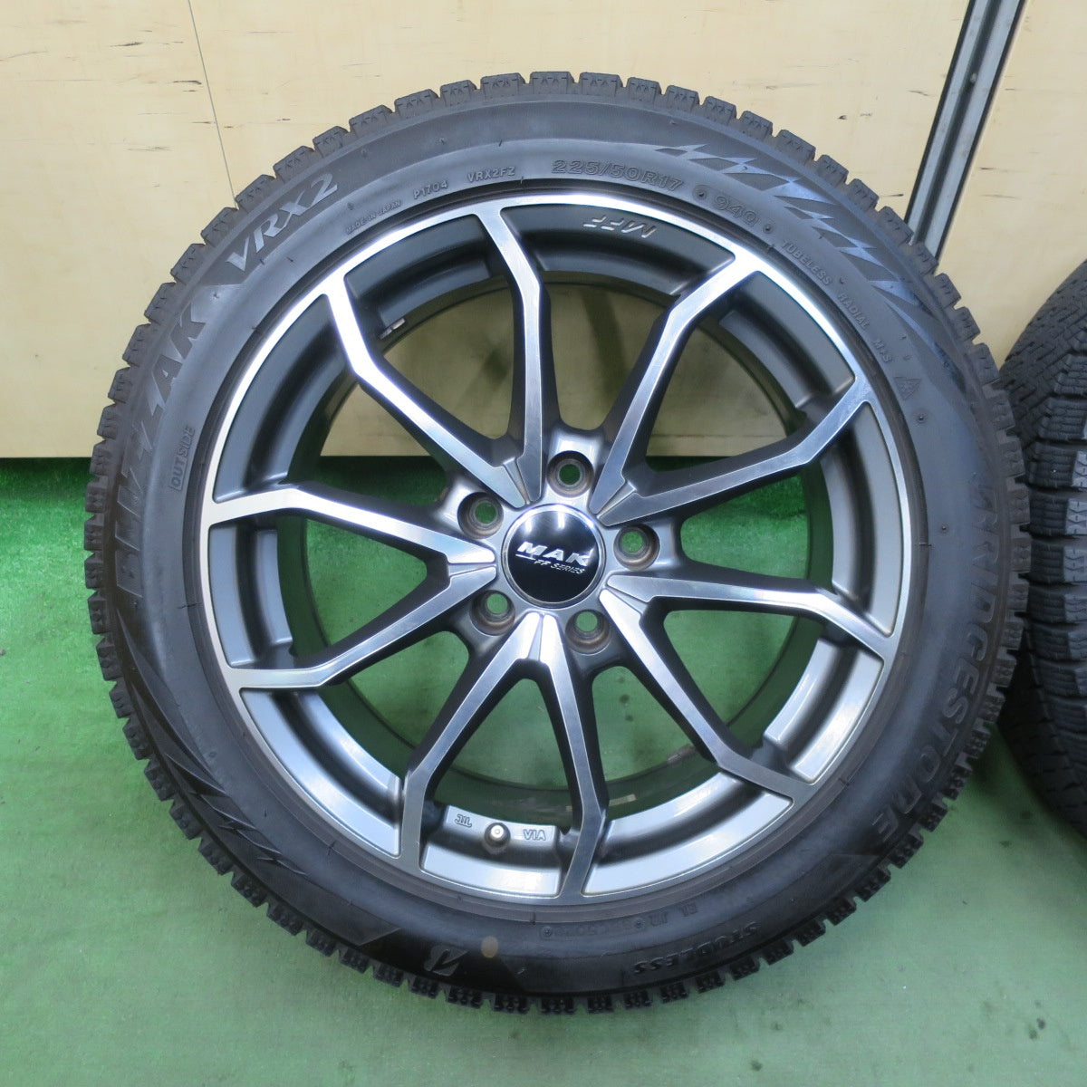 バリ溝！22年！9.5分★アウディ 等 MAK LOWE FF SERIES 225/50R17 スタッドレス ブリヂストン ブリザック VRX2 レーヴェ 17インチ PCD112/5H★5112813TTス